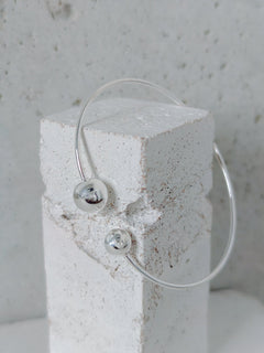 Offener Armreif aus 925 Silber mit zwei Kugeln, Minimalist Silver Sphere Bangle - CocosyBerlin