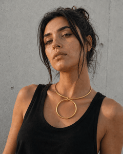 Goldener Minimalistischer Choker mit Ring Anhänger, Messing Halsreif mit großem Anhänger, Golden Circle Choker - CocosyBerlin