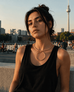 Goldener Minimalistischer Choker mit Ring Anhänger, Messing Halsreif mit großem Anhänger, Golden Circle Choker - CocosyBerlin