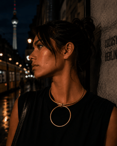 Goldener Minimalistischer Choker mit Ring Anhänger, Messing Halsreif mit großem Anhänger, Golden Circle Choker - CocosyBerlin