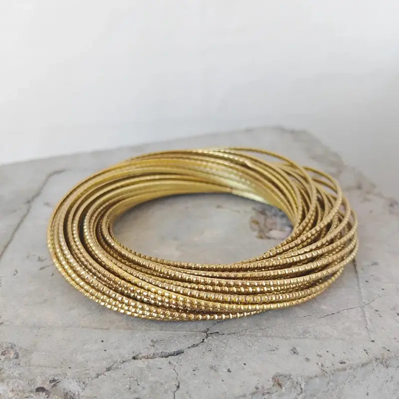 Goldener Boho Armreif aus Messing am Oberarm getragen