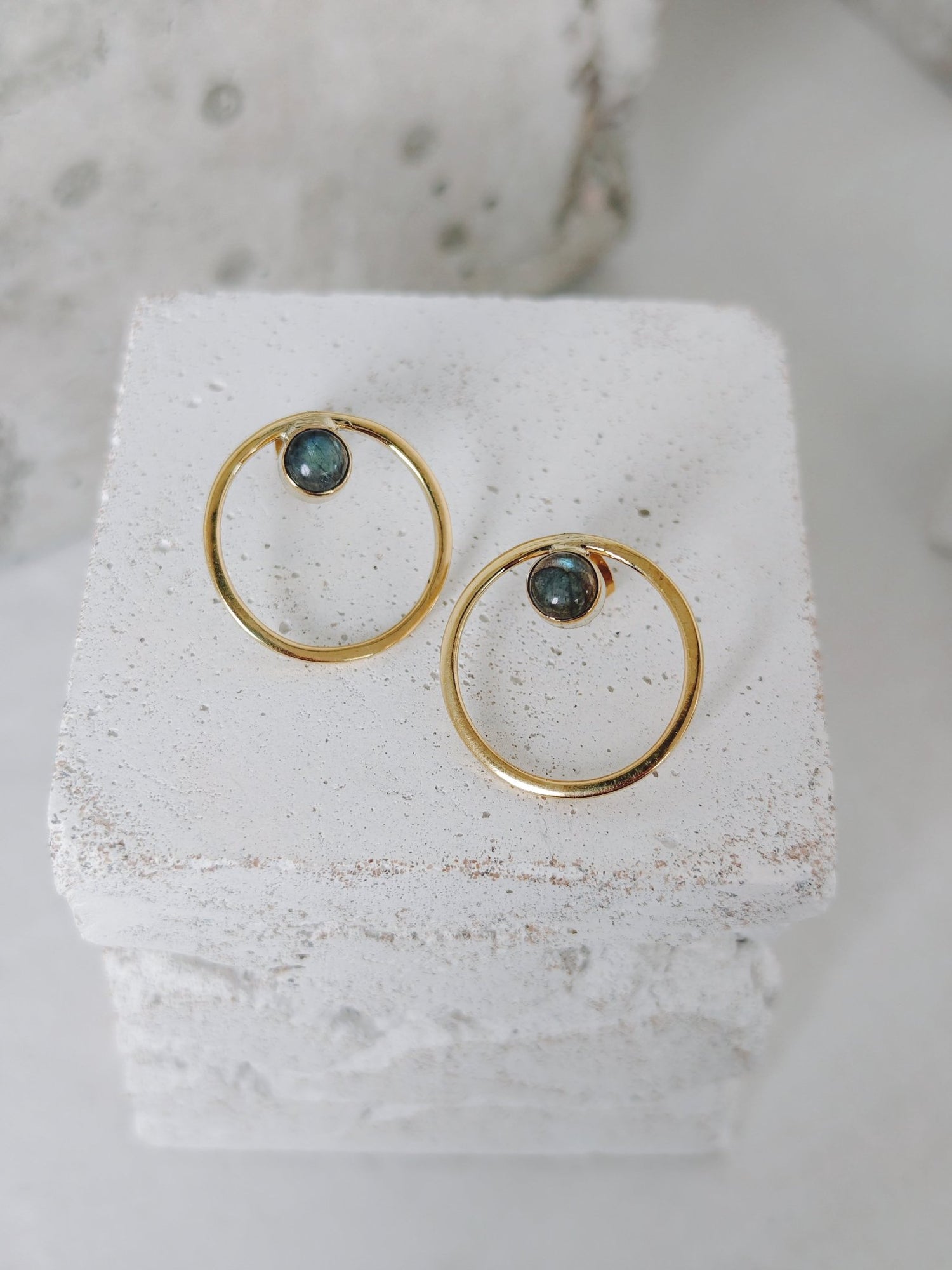 Labradorit Ohrstecker Messing Gold, Kreis Ohrringe, Messing minimal, Boho Schmuck - CocosyBerlin