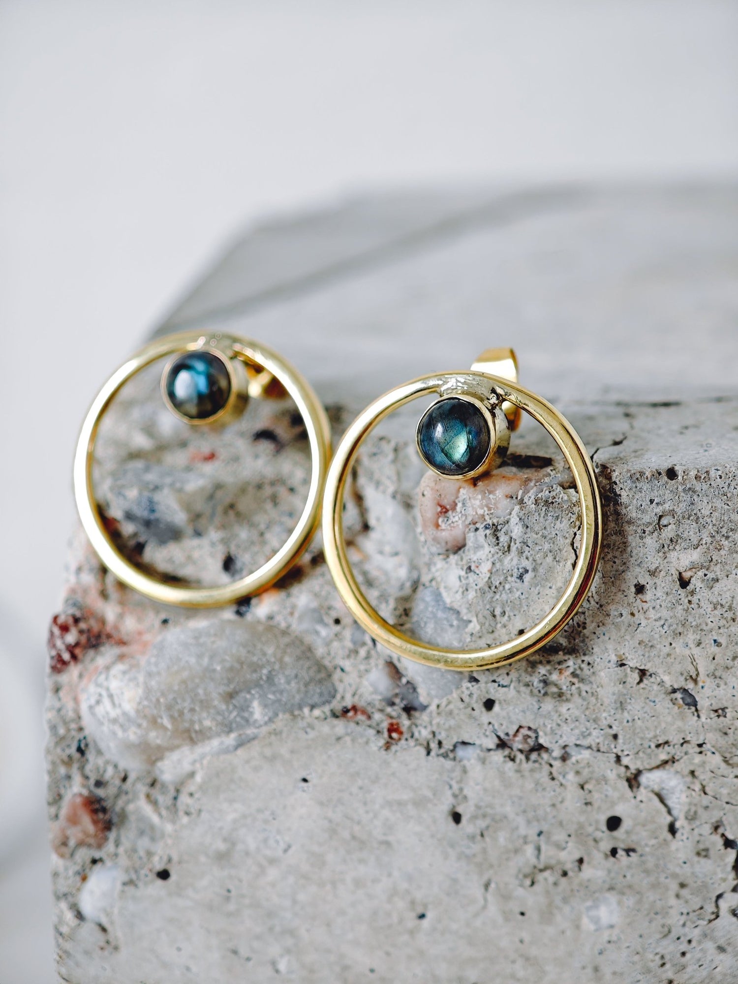 Labradorit Ohrstecker Messing Gold, Kreis Ohrringe, Messing minimal, Boho Schmuck - CocosyBerlin
