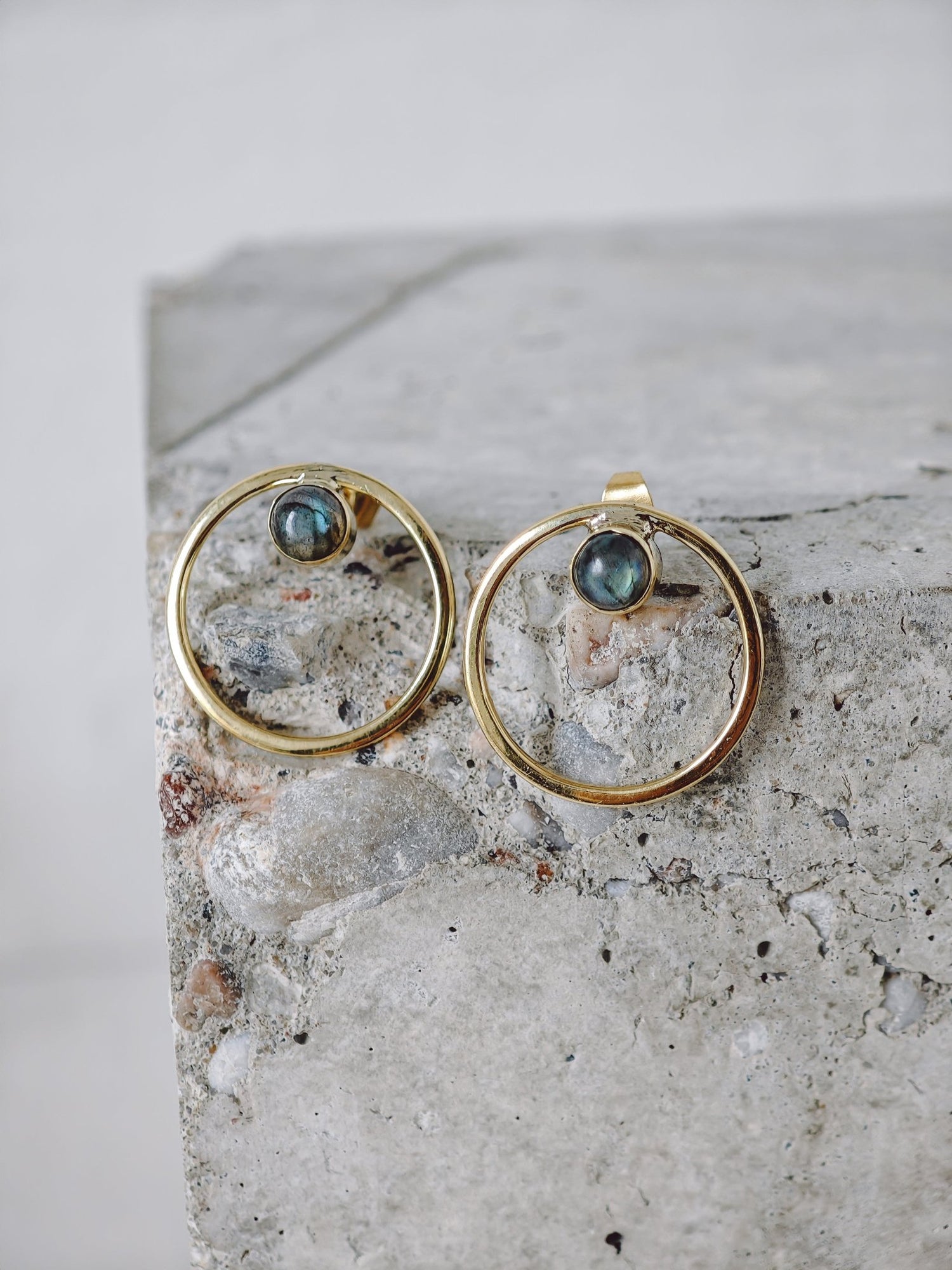 Labradorit Ohrstecker Messing Gold, Kreis Ohrringe, Messing minimal, Boho Schmuck - CocosyBerlin