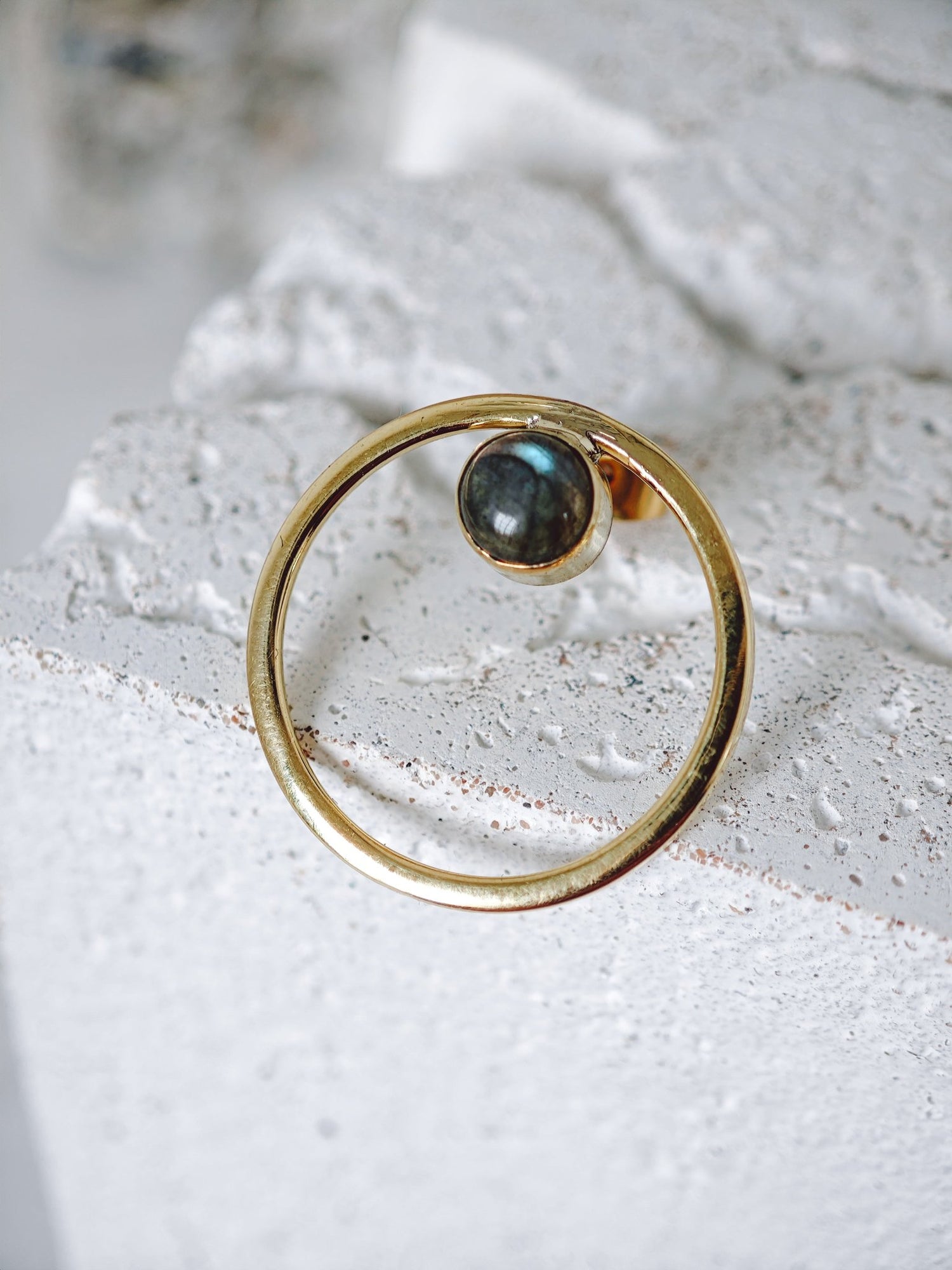 Labradorit Ohrstecker Messing Gold, Kreis Ohrringe, Messing minimal, Boho Schmuck - CocosyBerlin