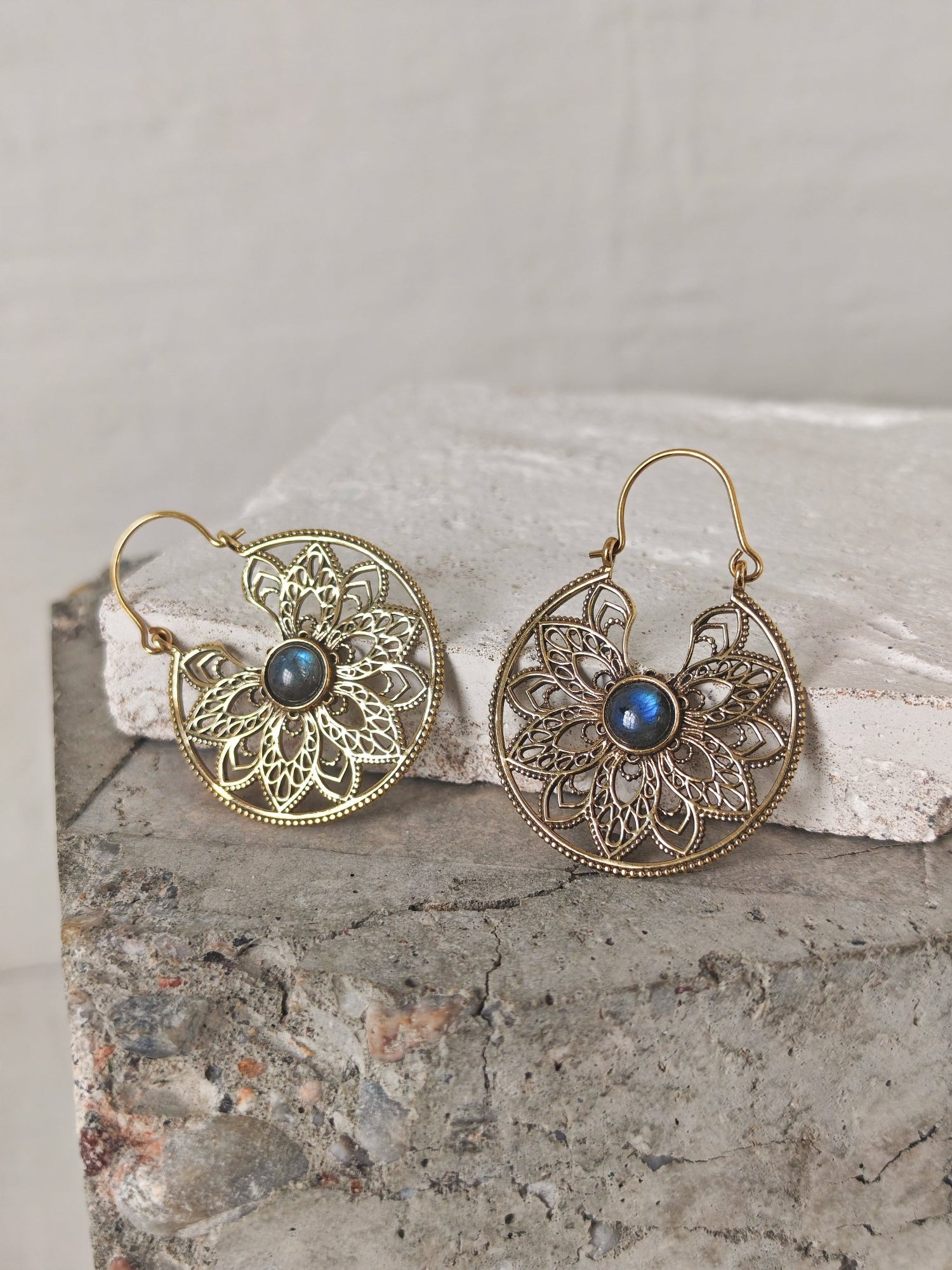 Mandala Ohrringe aus goldenem Messing mit Labradorit Stein - CocosyBerlin