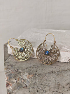 Mandala Ohrringe aus goldenem Messing mit Labradorit Stein - CocosyBerlin