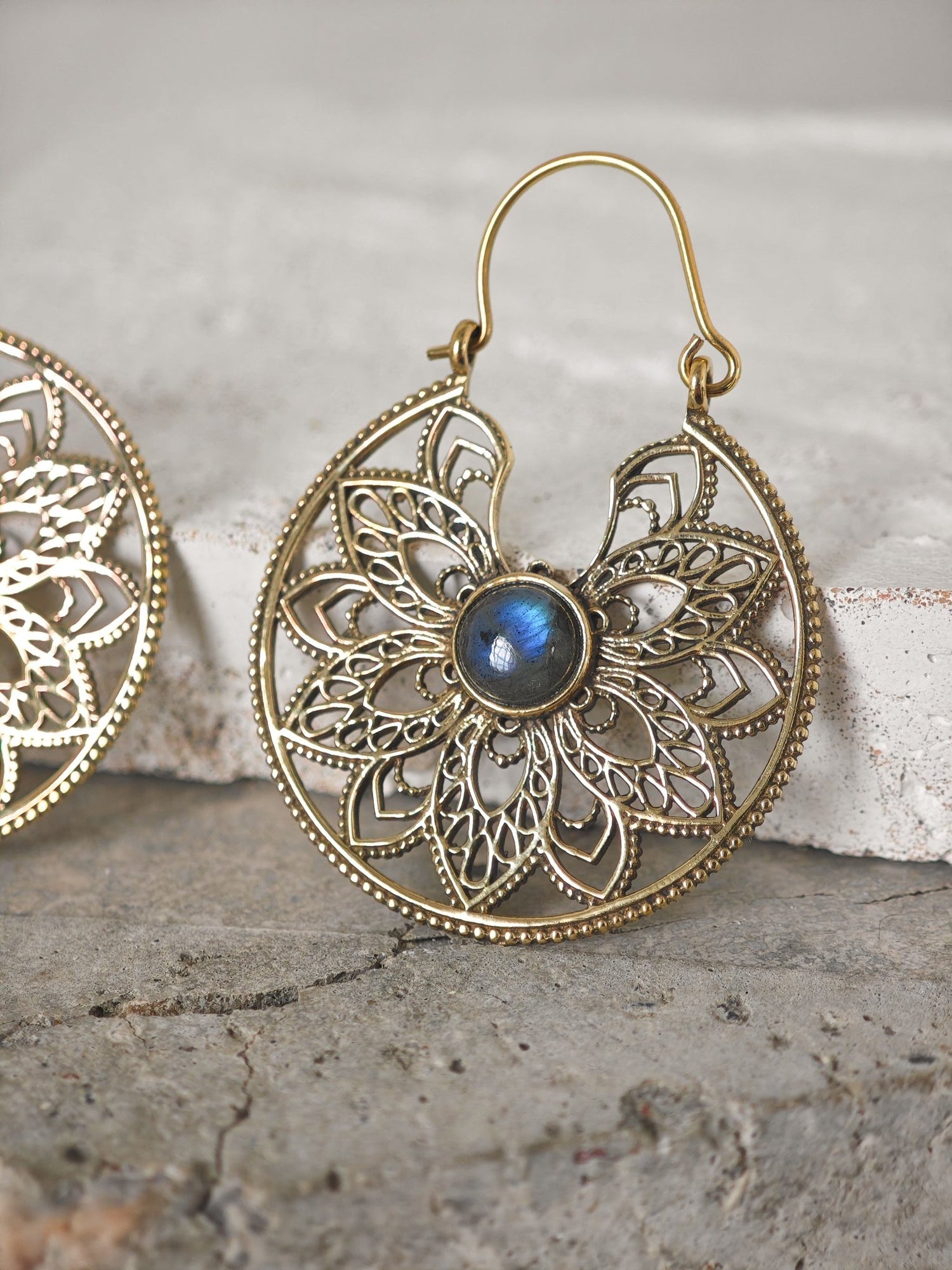 Mandala Ohrringe aus goldenem Messing mit Labradorit Stein - CocosyBerlin
