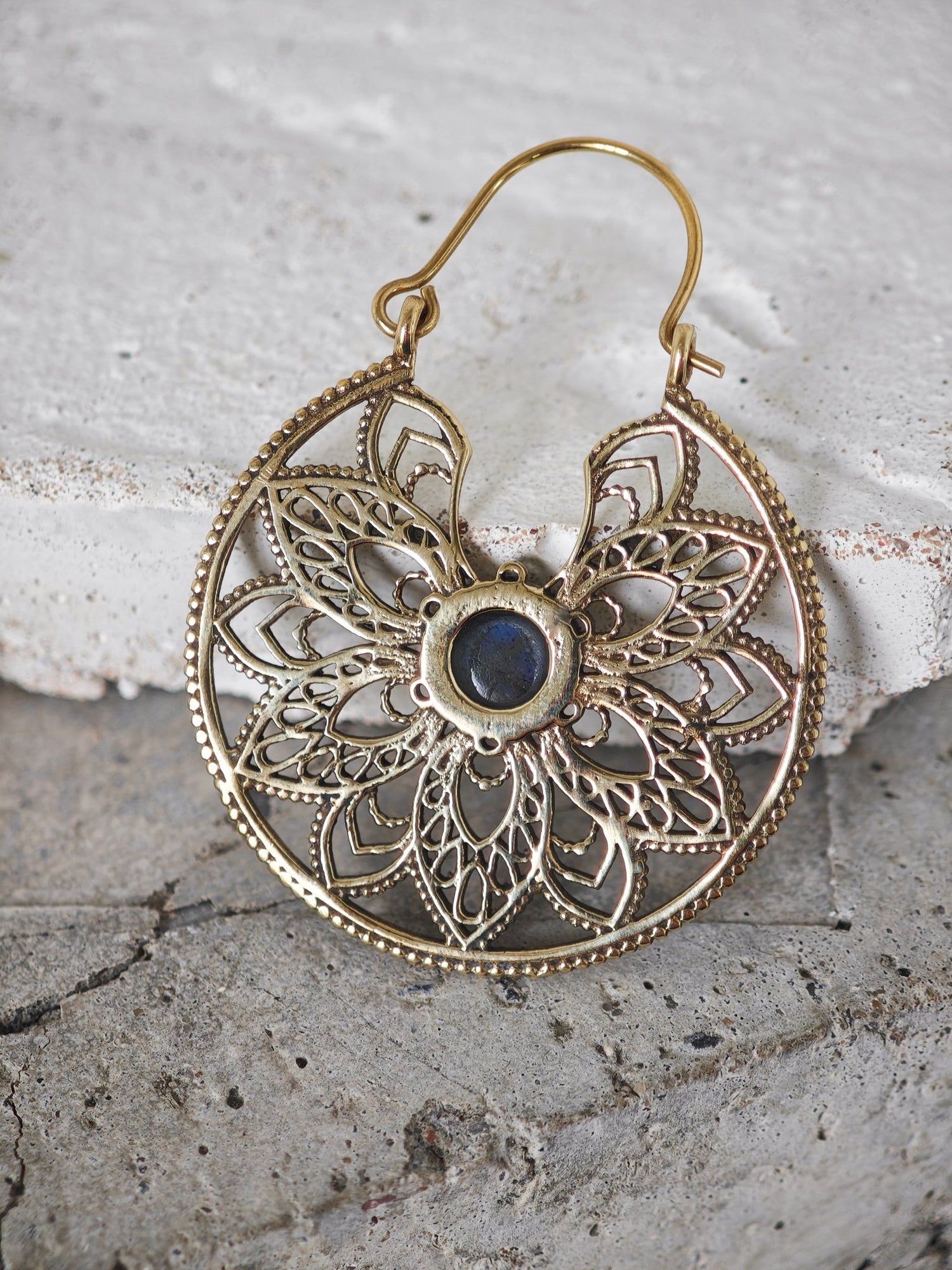 Mandala Ohrringe aus goldenem Messing mit Labradorit Stein - CocosyBerlin