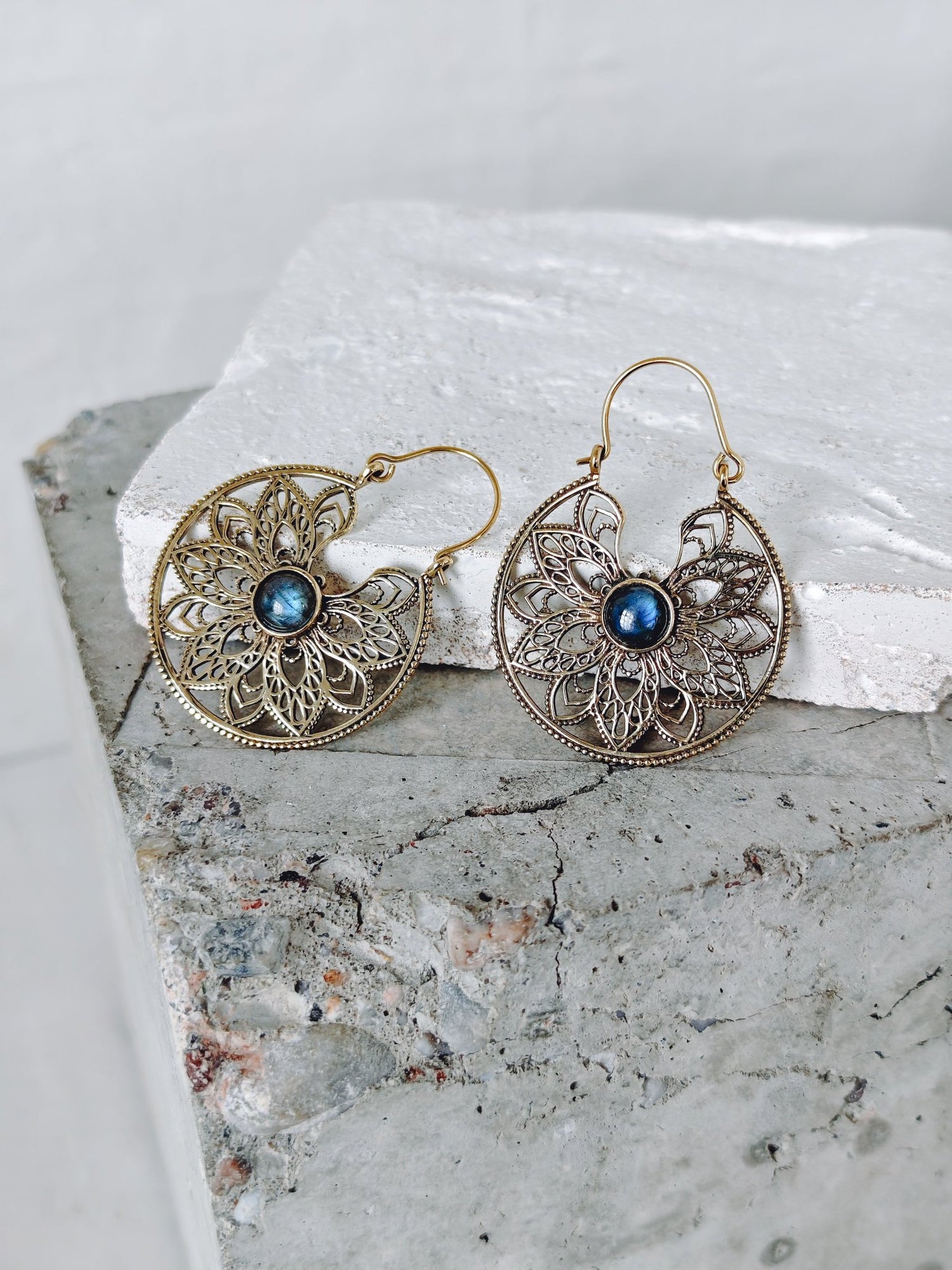 Mandala Ohrringe aus goldenem Messing mit Labradorit Stein - CocosyBerlin