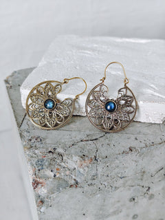 Mandala Ohrringe aus goldenem Messing mit Labradorit Stein - CocosyBerlin
