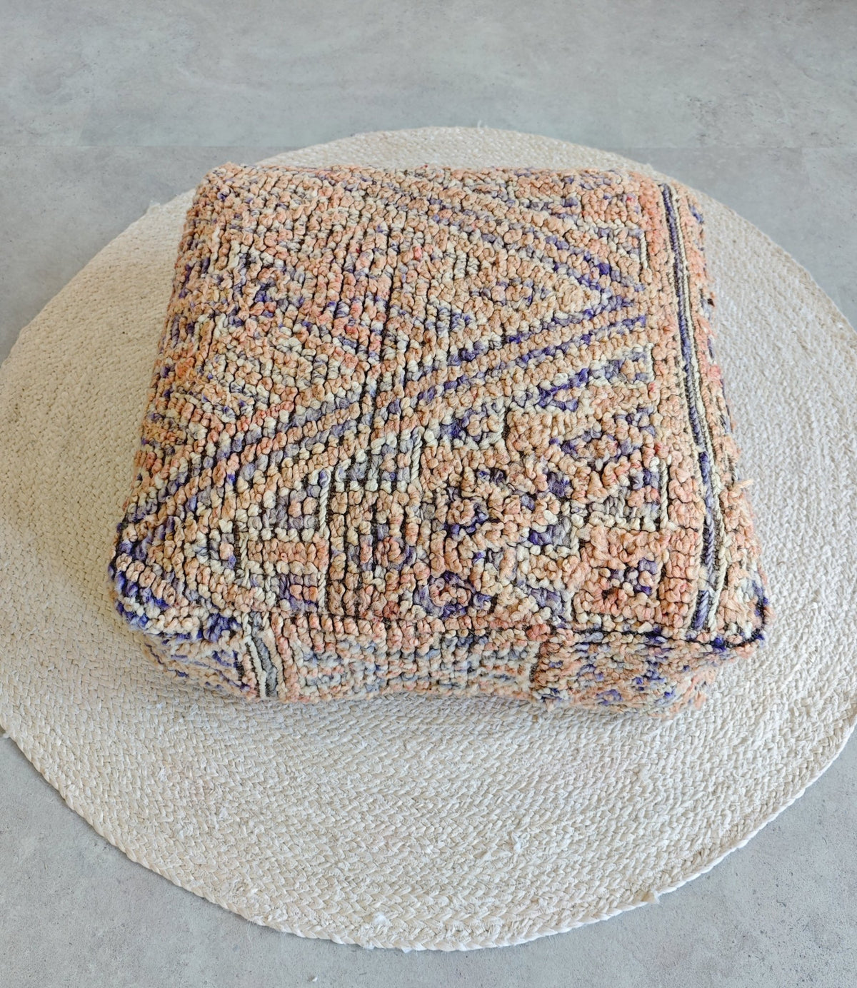 Marokkanischer Vintage Pouf quadratisch, Berber Bodenkissen mit geometrischen Muster - CocosyBerlin
