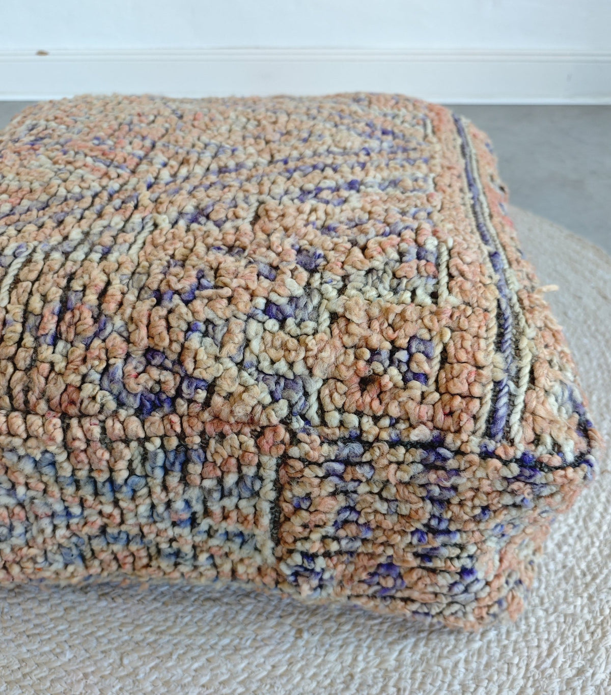 Marokkanischer Vintage Pouf quadratisch, Berber Bodenkissen mit geometrischen Muster - CocosyBerlin