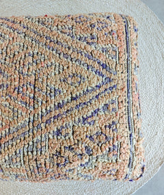 Marokkanischer Vintage Pouf quadratisch, Berber Bodenkissen mit geometrischen Muster - CocosyBerlin