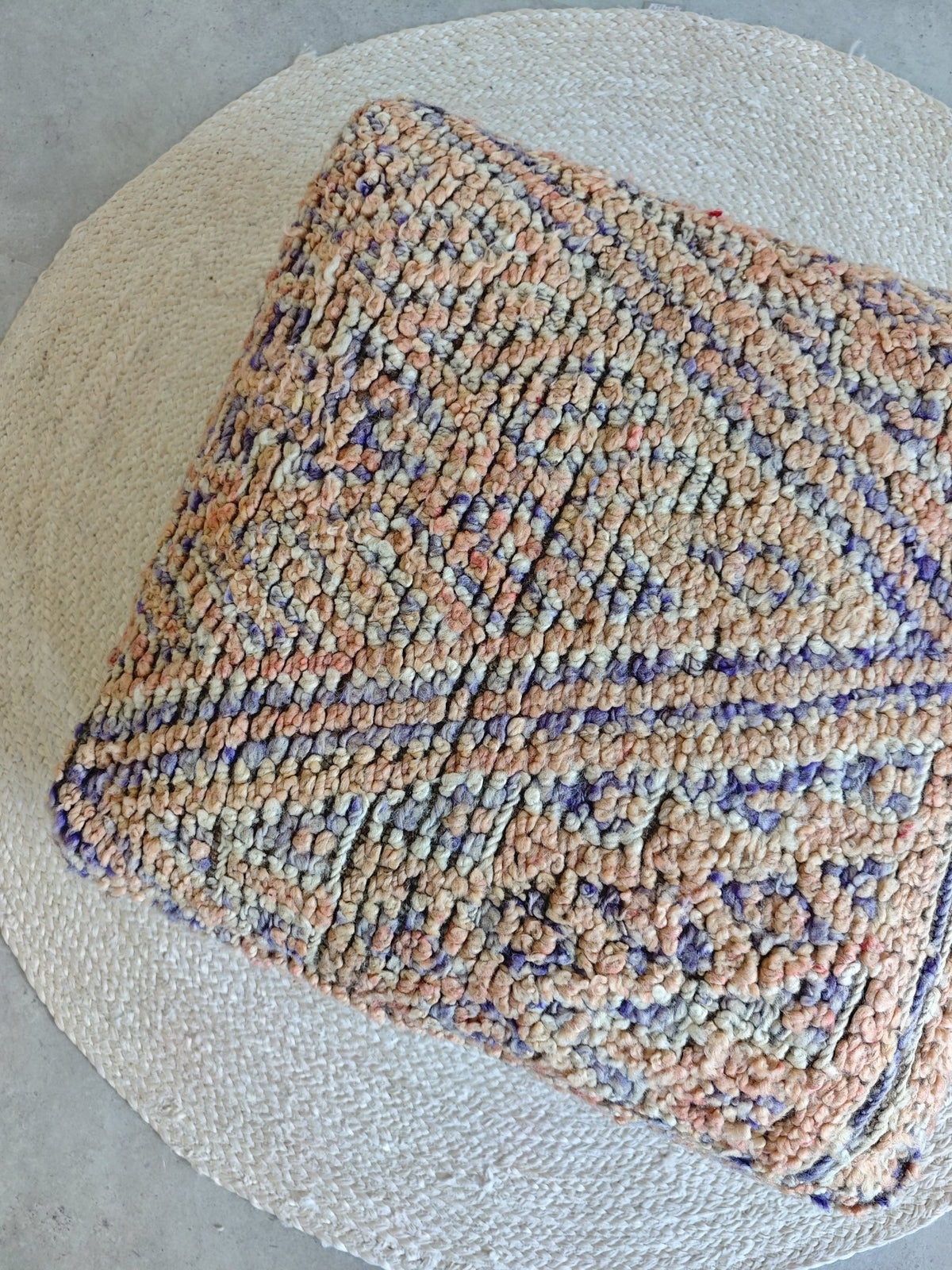 Marokkanischer Vintage Pouf quadratisch, Berber Bodenkissen mit geometrischen Muster - CocosyBerlin