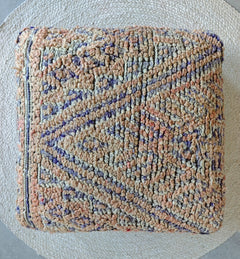 Marokkanischer Vintage Pouf quadratisch, Berber Bodenkissen mit geometrischen Muster - CocosyBerlin