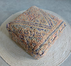 Marokkanischer Vintage Pouf quadratisch, Berber Bodenkissen mit geometrischen Muster - CocosyBerlin
