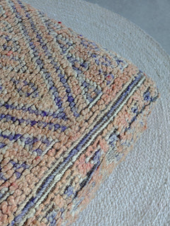 Marokkanischer Vintage Pouf quadratisch, Berber Bodenkissen mit geometrischen Muster - CocosyBerlin