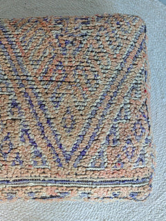 Marokkanischer Vintage Pouf quadratisch, Berber Bodenkissen mit geometrischen Muster - CocosyBerlin