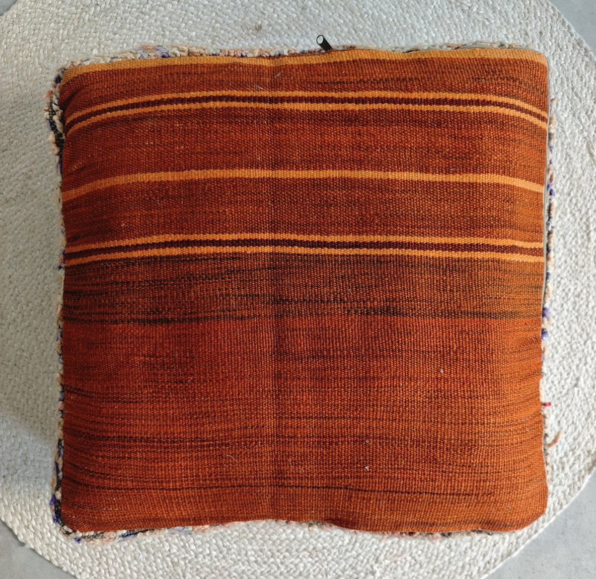 Marokkanischer Vintage Pouf quadratisch, Berber Bodenkissen mit geometrischen Muster - CocosyBerlin
