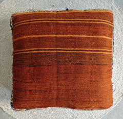 Marokkanischer Vintage Pouf quadratisch, Berber Bodenkissen mit geometrischen Muster - CocosyBerlin