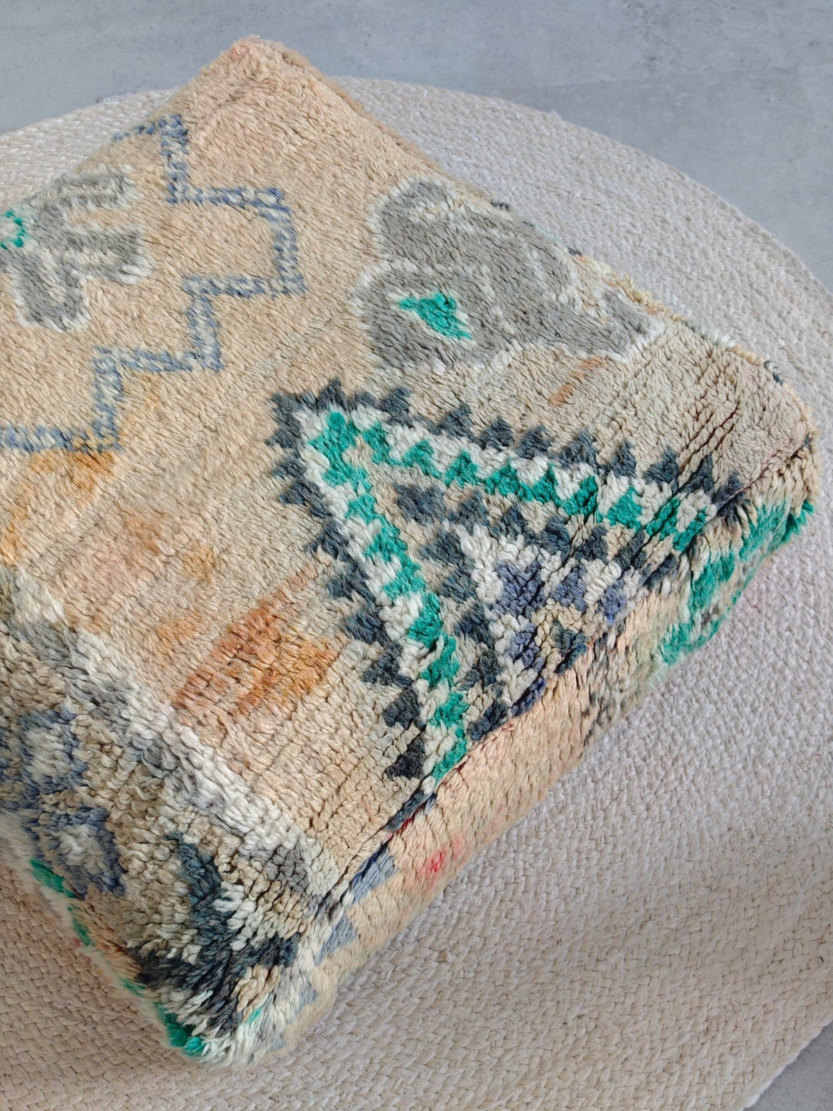 Marokkanischer Vintage Pouf, Bodenkissen Beni Ourain, Meditationskissen, Hundebett - CocosyBerlin