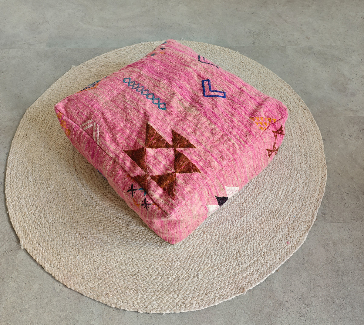 Pouf berbère vintage du Maroc, Coussin de sol Kilim violet, Pouf en laine fait à la main avec motifs géométriques