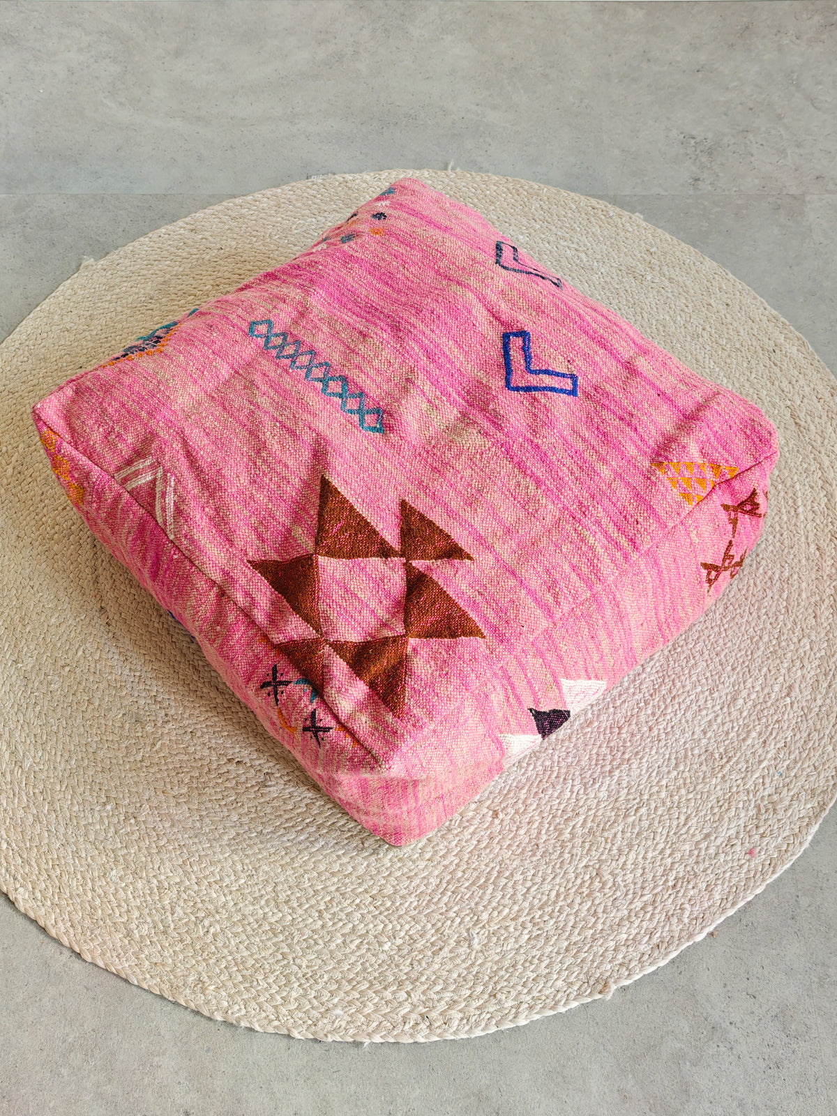 Pouf berbère vintage du Maroc, Coussin de sol Kilim violet, Pouf en laine fait à la main avec motifs géométriques