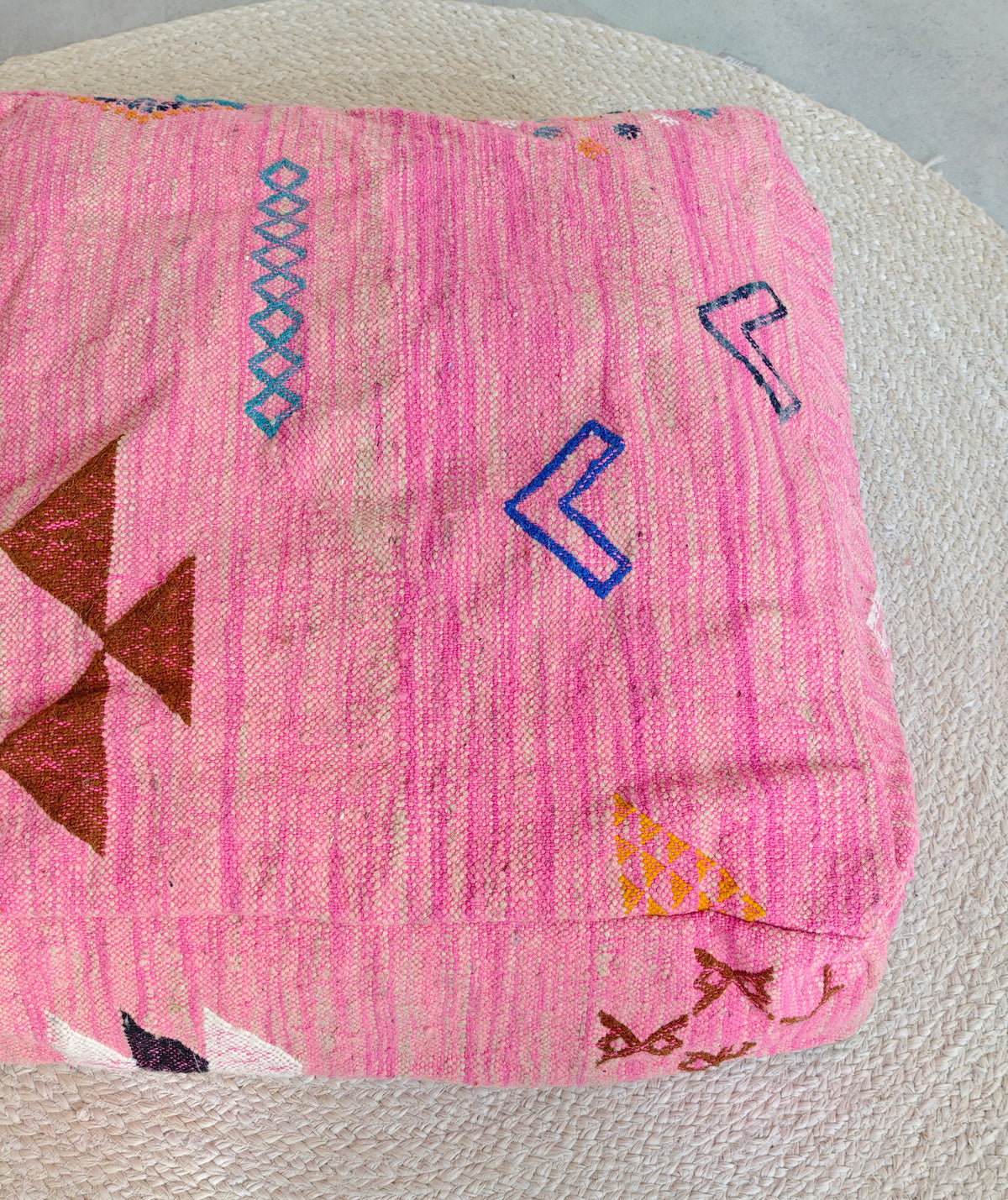 Pouf berbère vintage du Maroc, Coussin de sol Kilim violet, Pouf en laine fait à la main avec motifs géométriques