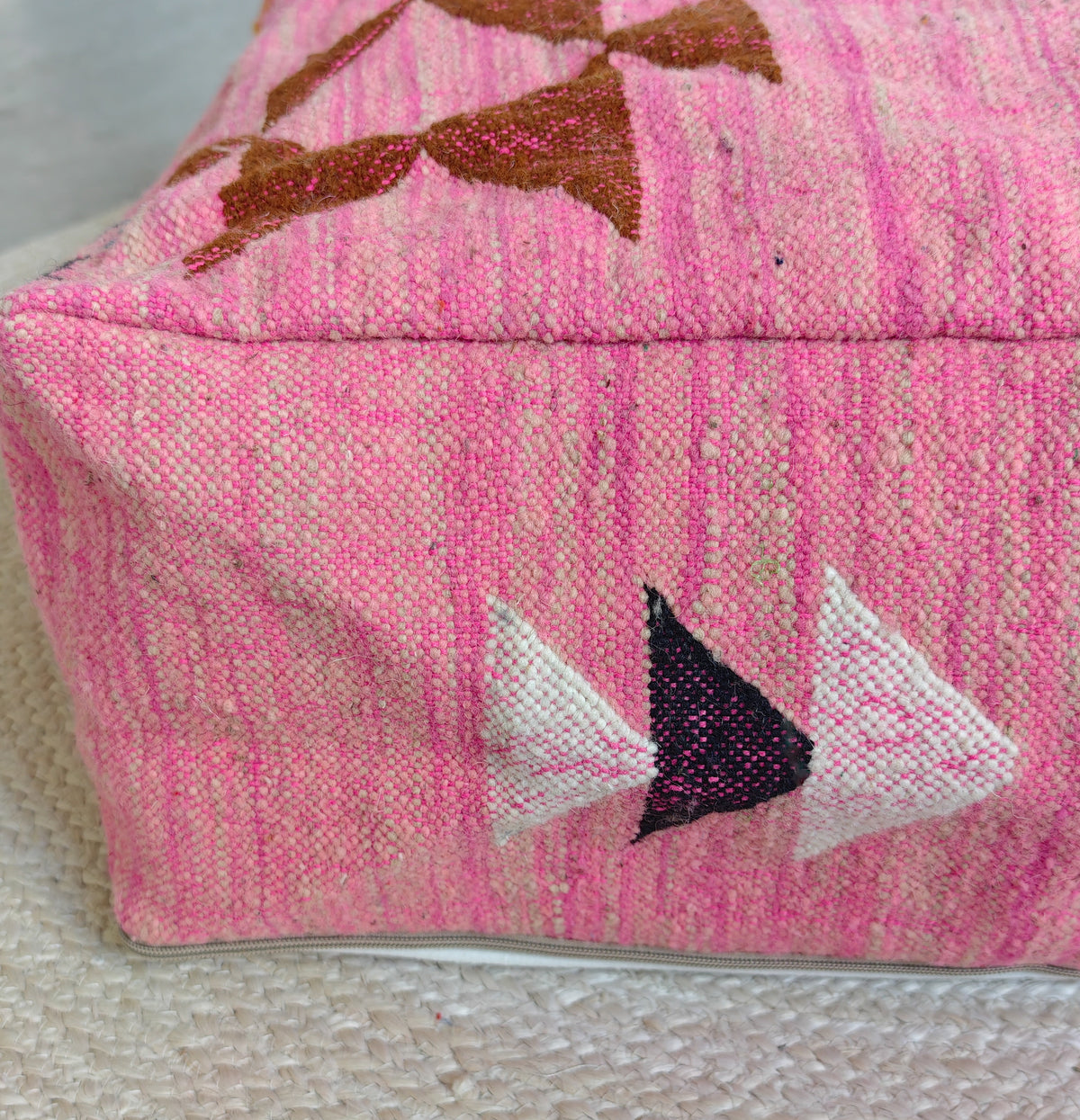 Pouf berbère vintage du Maroc, Coussin de sol Kilim violet, Pouf en laine fait à la main avec motifs géométriques
