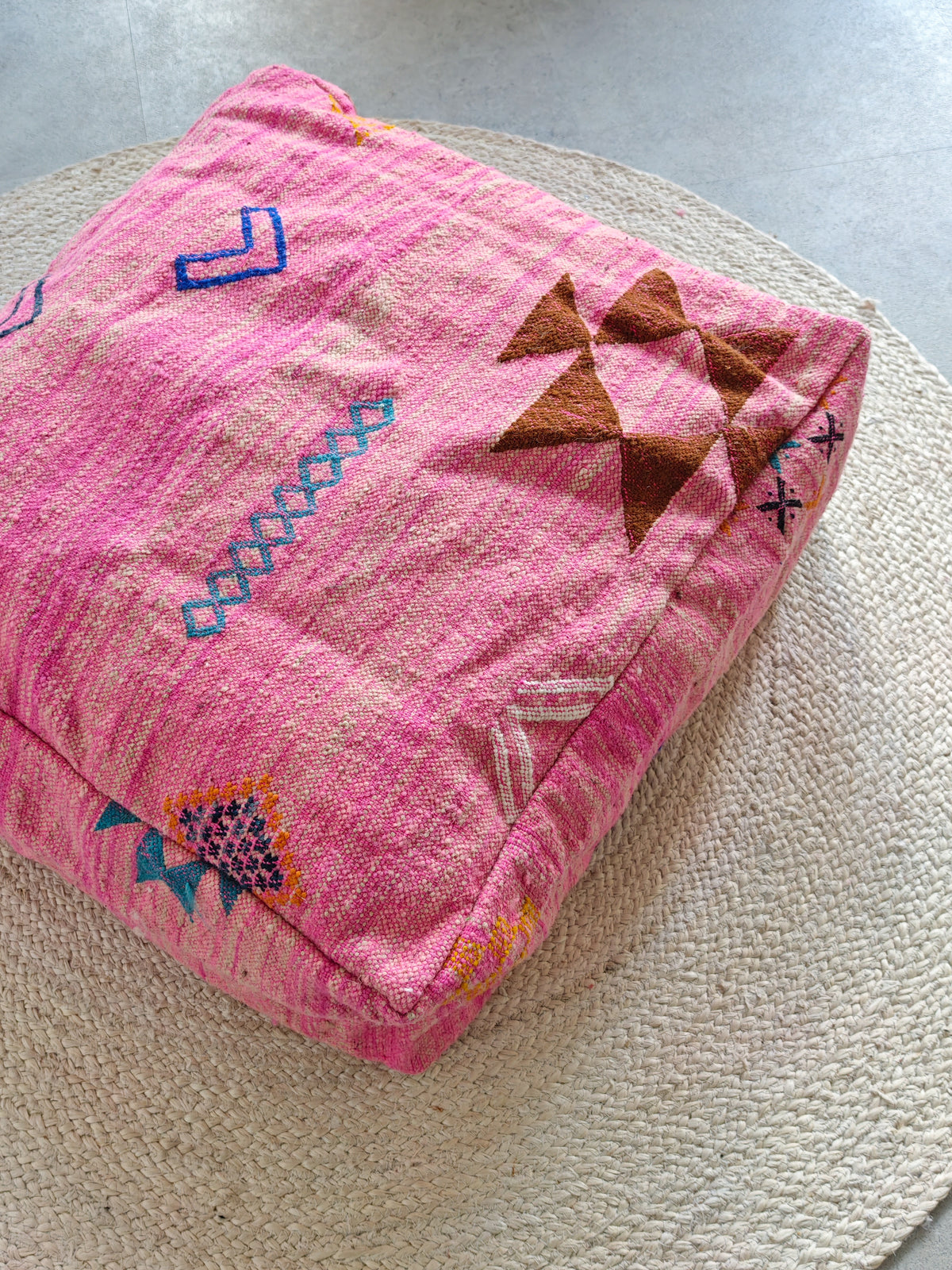Pouf berbère vintage du Maroc, Coussin de sol Kilim violet, Pouf en laine fait à la main avec motifs géométriques