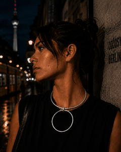 Versilberter Minimalistischer Choker mit Ring Anhänger, Messing Halsreif in Silber, Silver Circle Choker - CocosyBerlin
