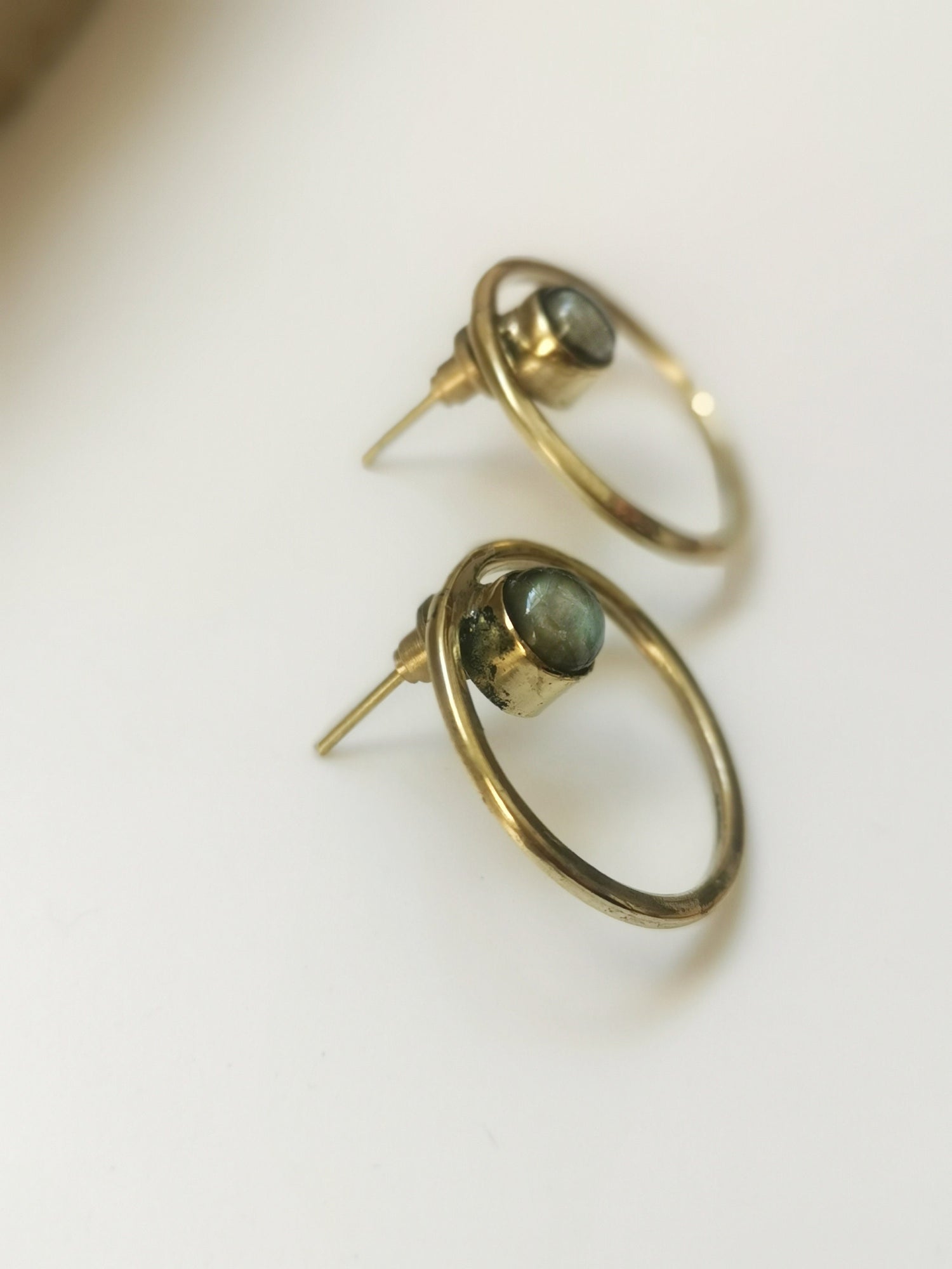 Labradorit Ohrstecker Messing Gold, Kreis Ohrringe, Messing minimal, Boho Schmuck