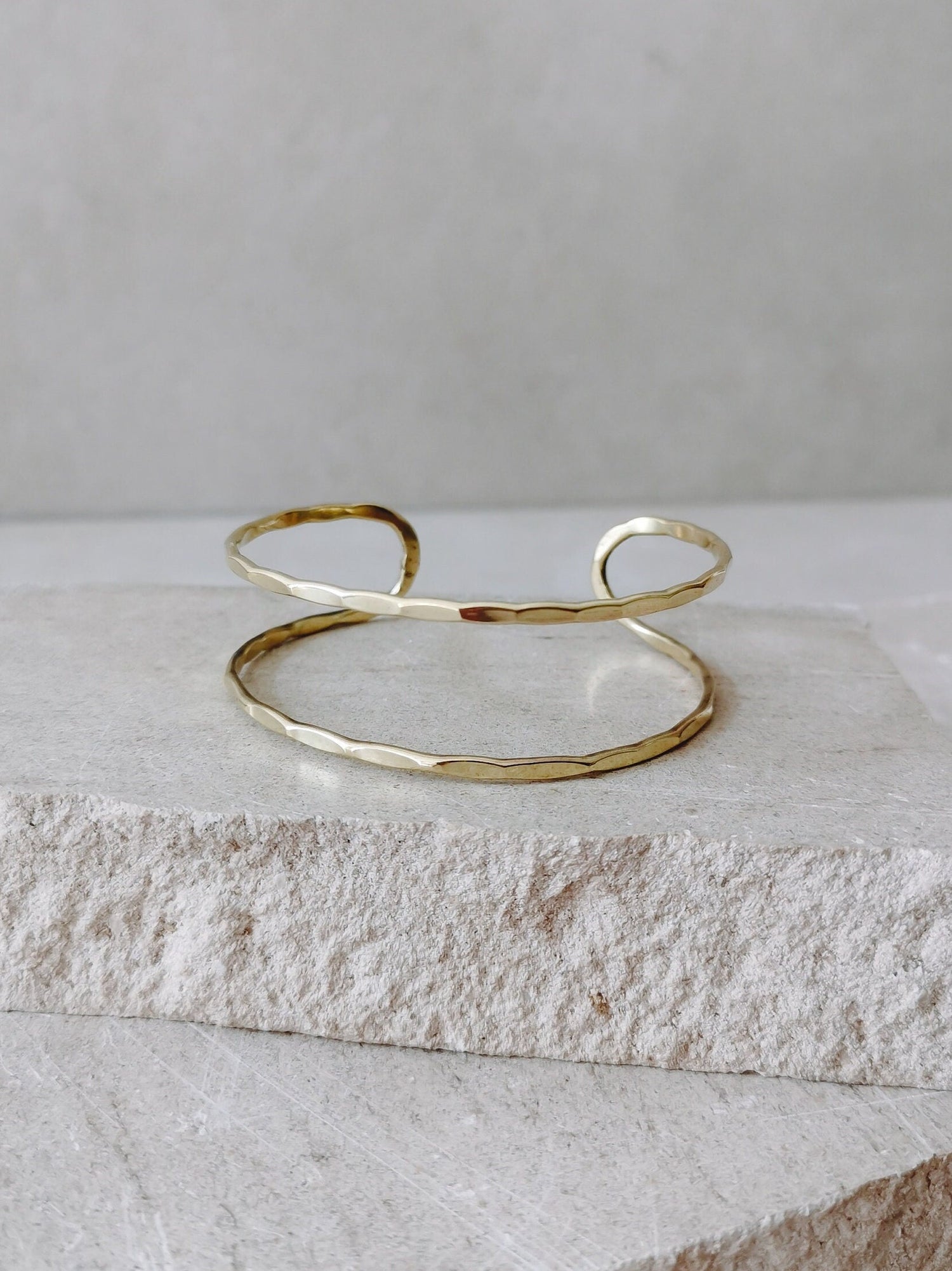Bracelet réglable doré, texturé martelé, bracelet en laiton, manchette dorée, bracelet minimaliste