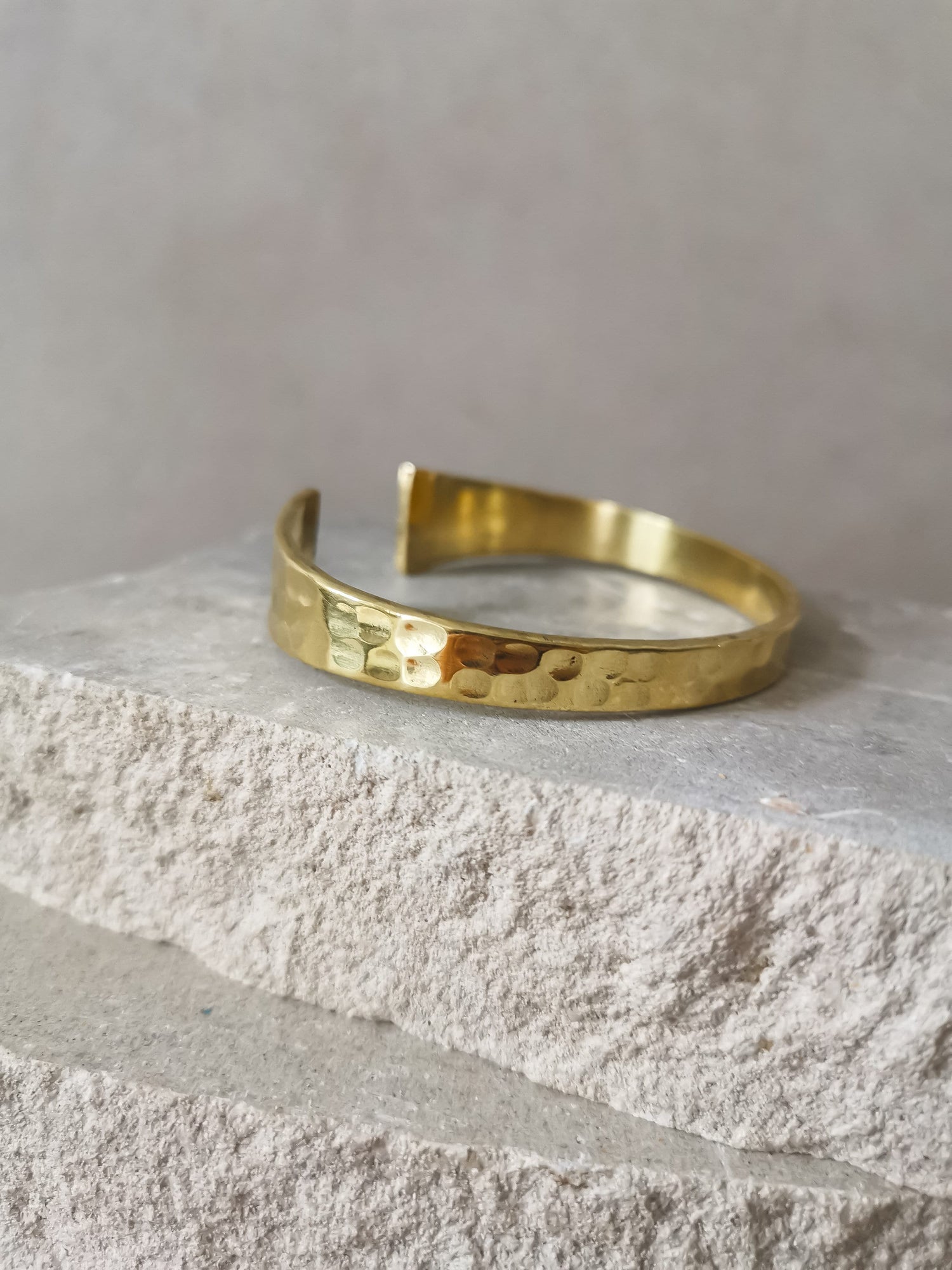 Bracelet réglable doré, texturé martelé, bracelet en laiton, manchette dorée, bracelet minimaliste