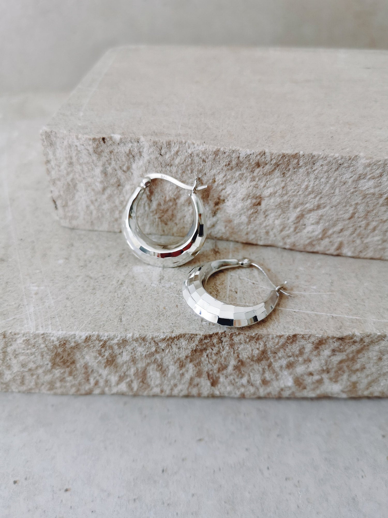Discokugel Ohrringe aus Sterling Silber, 925 Silber Kreolen, Silber Ohrringe mit Facettenschliff (Discokugel-Design)