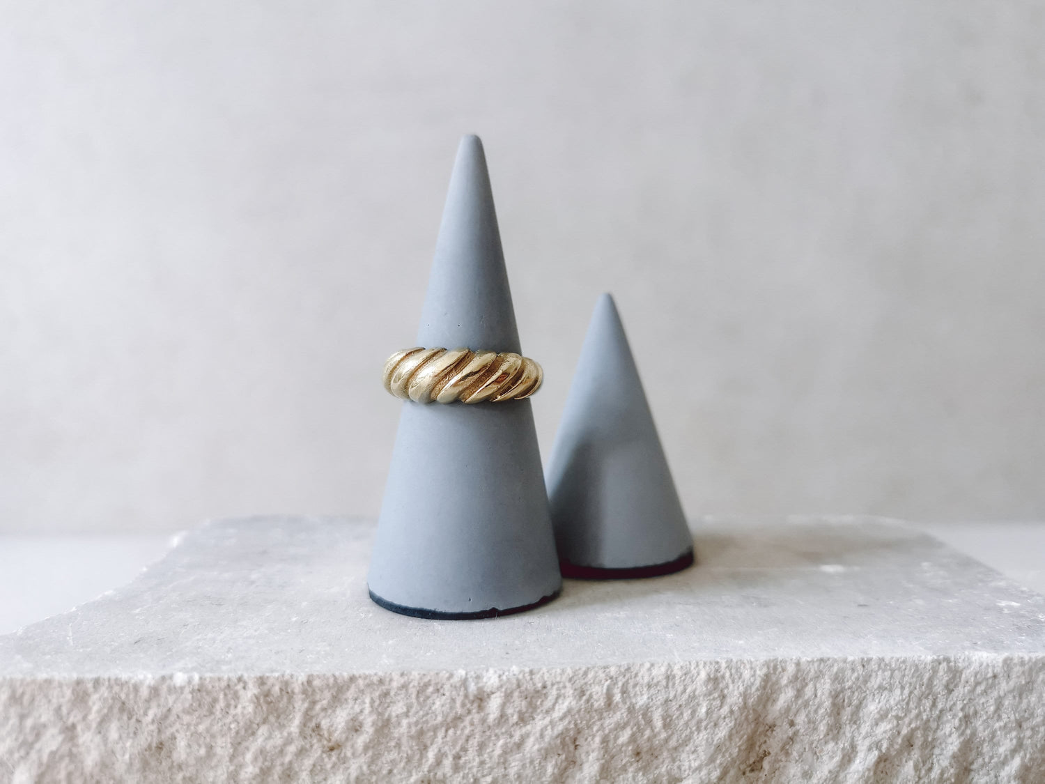 Bague croissant en laiton doré, Bague torsadée, Bague dôme en or