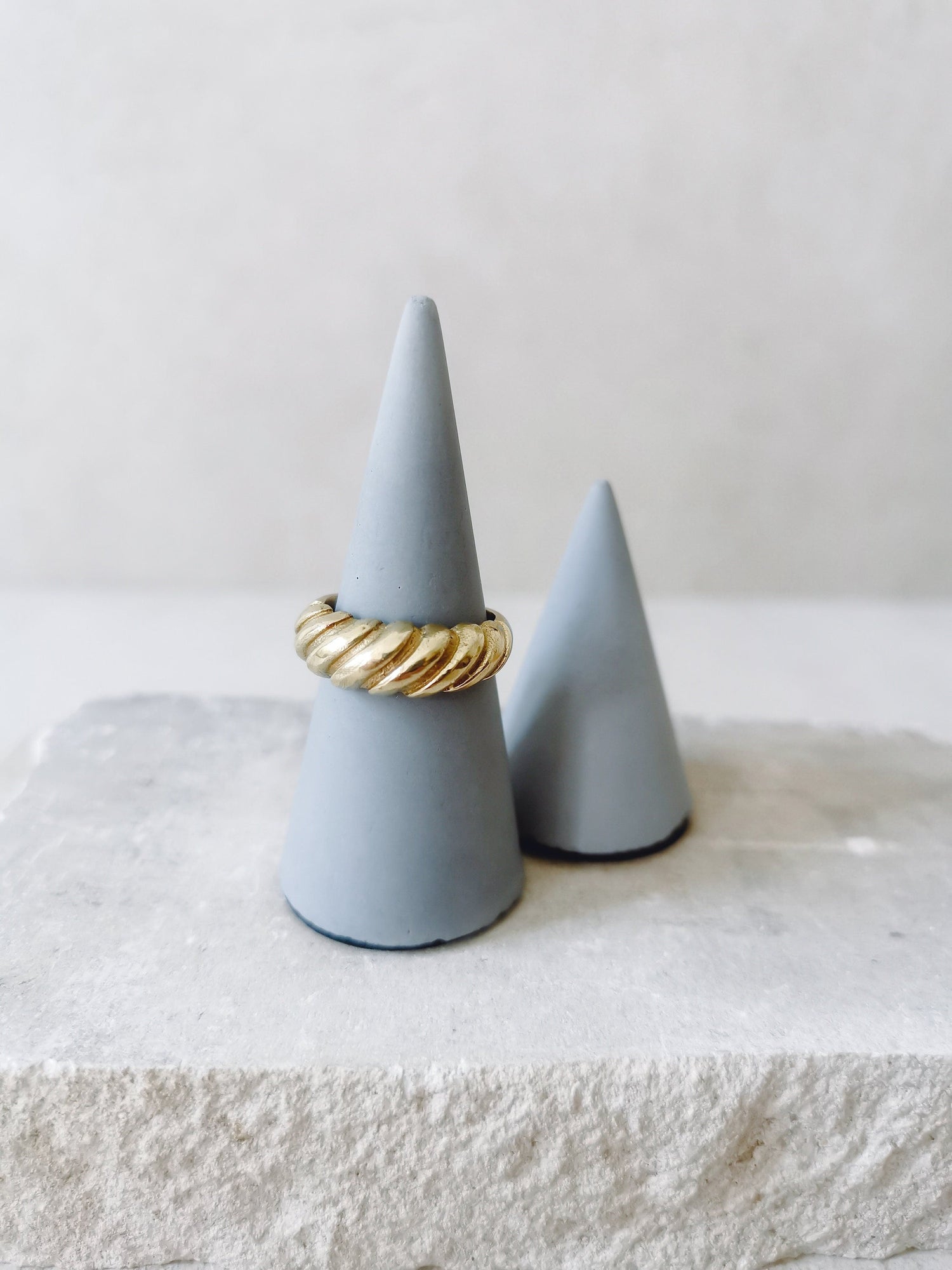 Bague croissant en laiton doré, Bague torsadée, Bague dôme en or