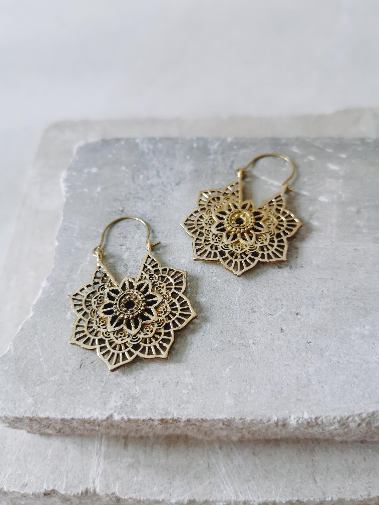 Small mandala flower earrings made of brass, golden earrings, boho earrings, hippie earrings