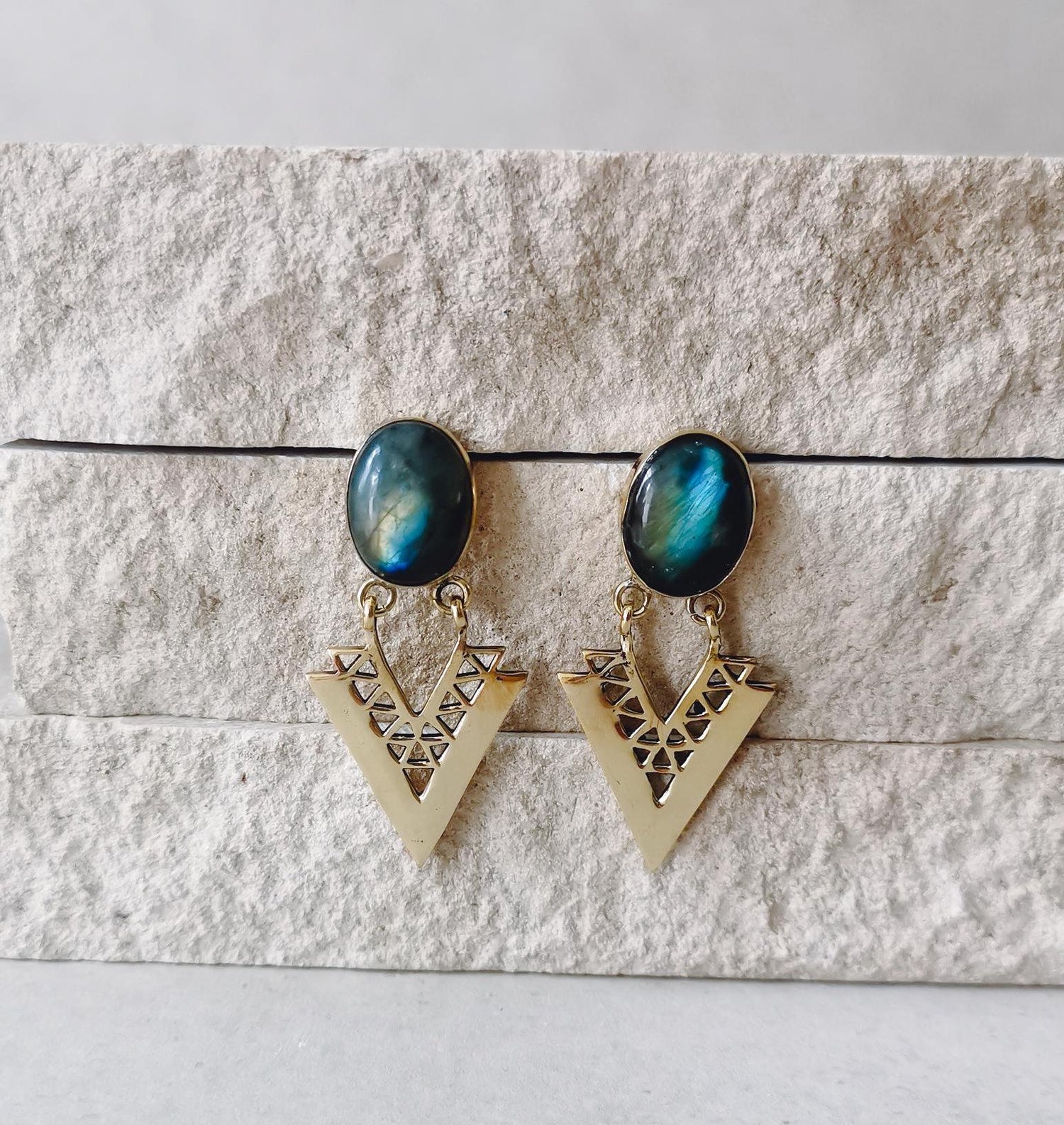Boucles d'oreilles en laiton avec labradorite, boucles d'oreilles à tige avec pierre précieuse, boucles d'oreilles en or, boucles d'oreilles bohèmes, boucles d'oreilles hippies en labradorite