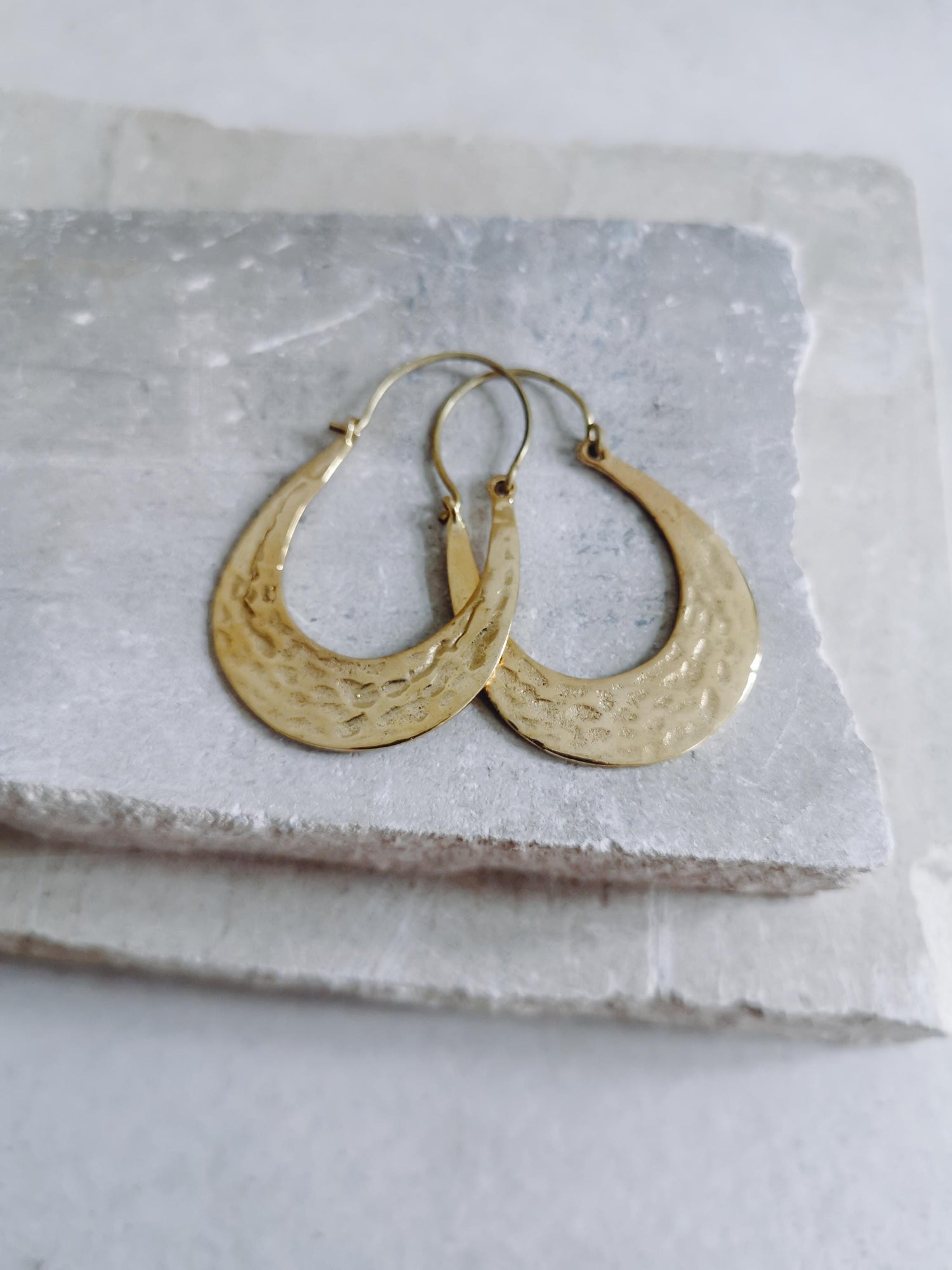 Ovale Creolen aus Messing, gehämmerte ovale goldene Ohrringe, flache Creolen