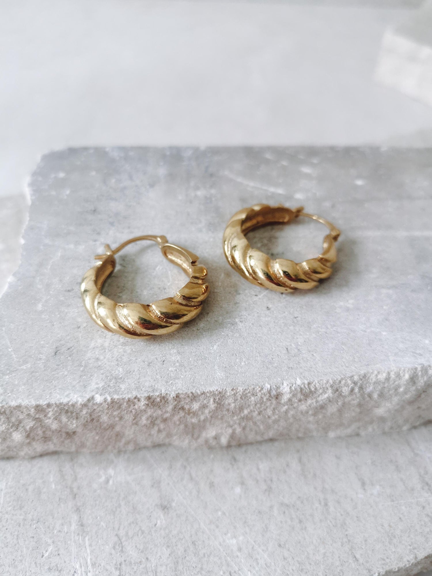 Boucles d'oreilles créoles croissant en laiton doré, boucles d'oreilles créoles torsadées tressées torsadées, boucles d'oreilles rondes dorées