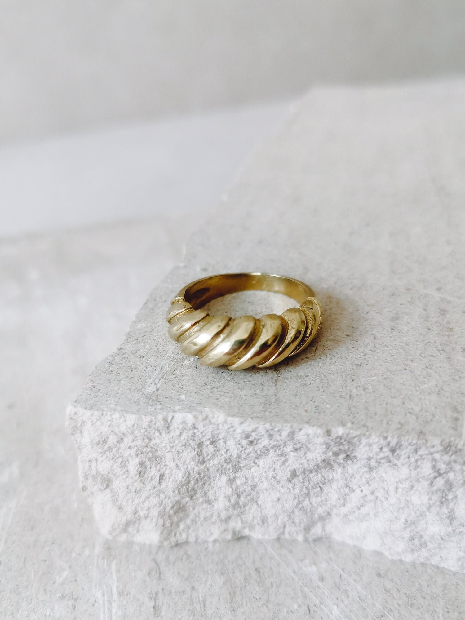 Bague croissant en laiton doré, Bague torsadée, Bague dôme en or