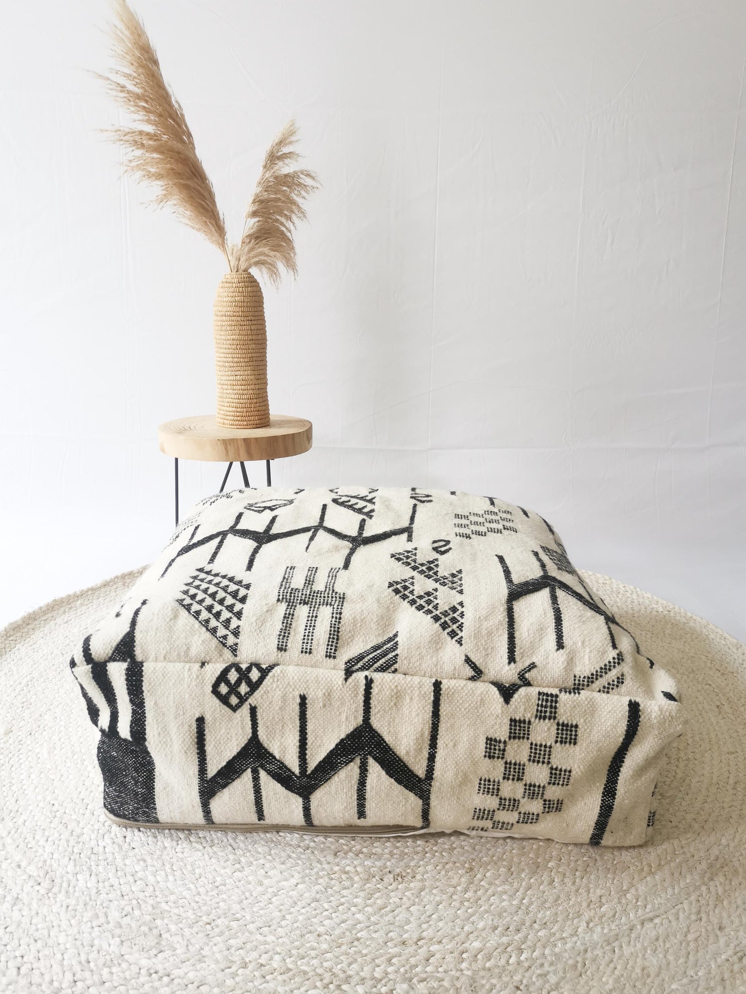 Pouf marocain, coussin de sol Beni Ourain, motif géométrique noir, coussin d'assise bohème, coussin de méditation en laine, fait main