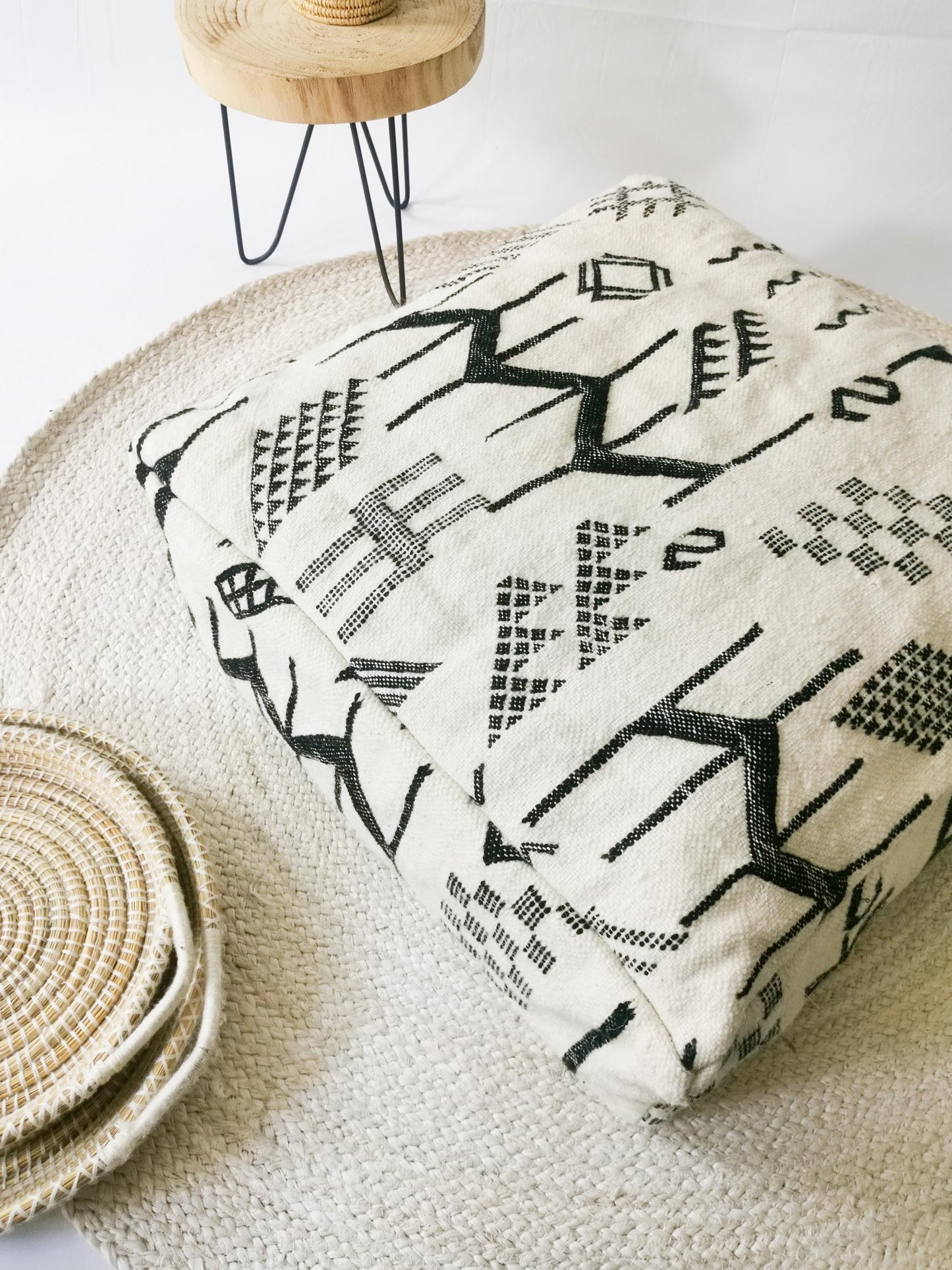 Marokkanischer Pouf, Beni Ourain Bodenkissen, geometrische Muster schwarz, Boho Sitzkissen, Meditationskissen aus Wolle, Handarbeit