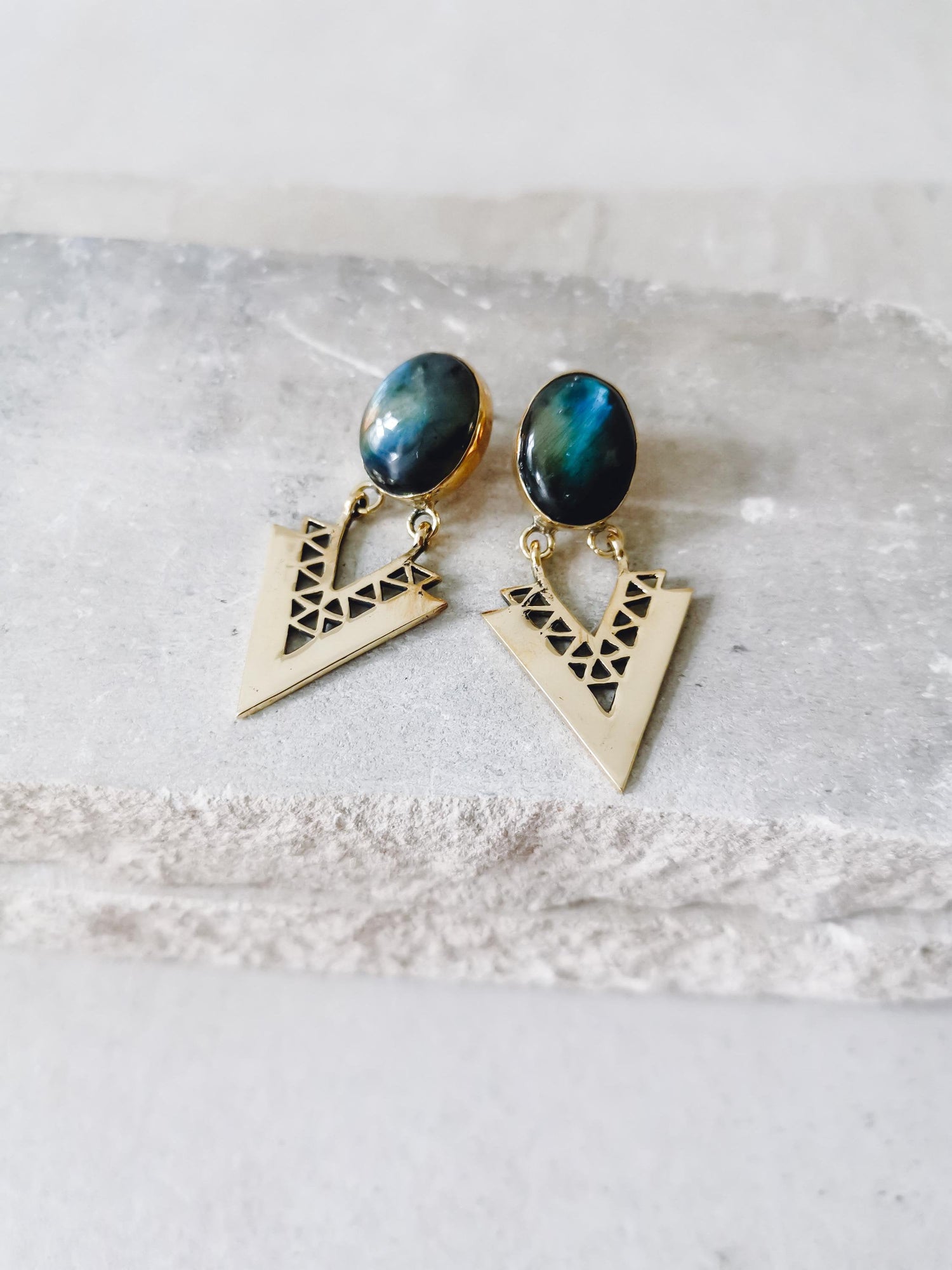 Boucles d'oreilles en laiton avec labradorite, boucles d'oreilles à tige avec pierre précieuse, boucles d'oreilles en or, boucles d'oreilles bohèmes, boucles d'oreilles hippies en labradorite