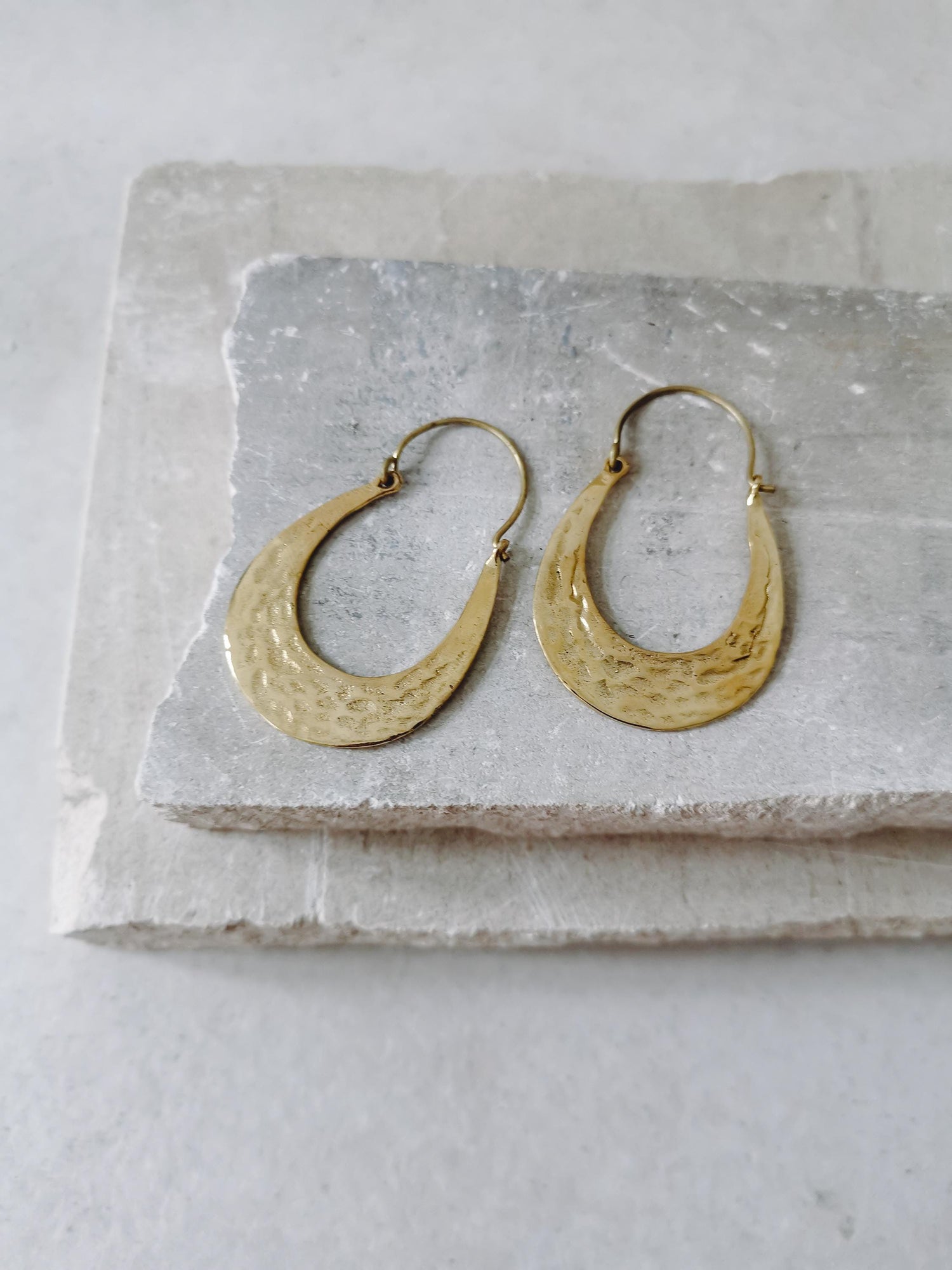 Ovale Creolen aus Messing, gehämmerte ovale goldene Ohrringe, flache Creolen