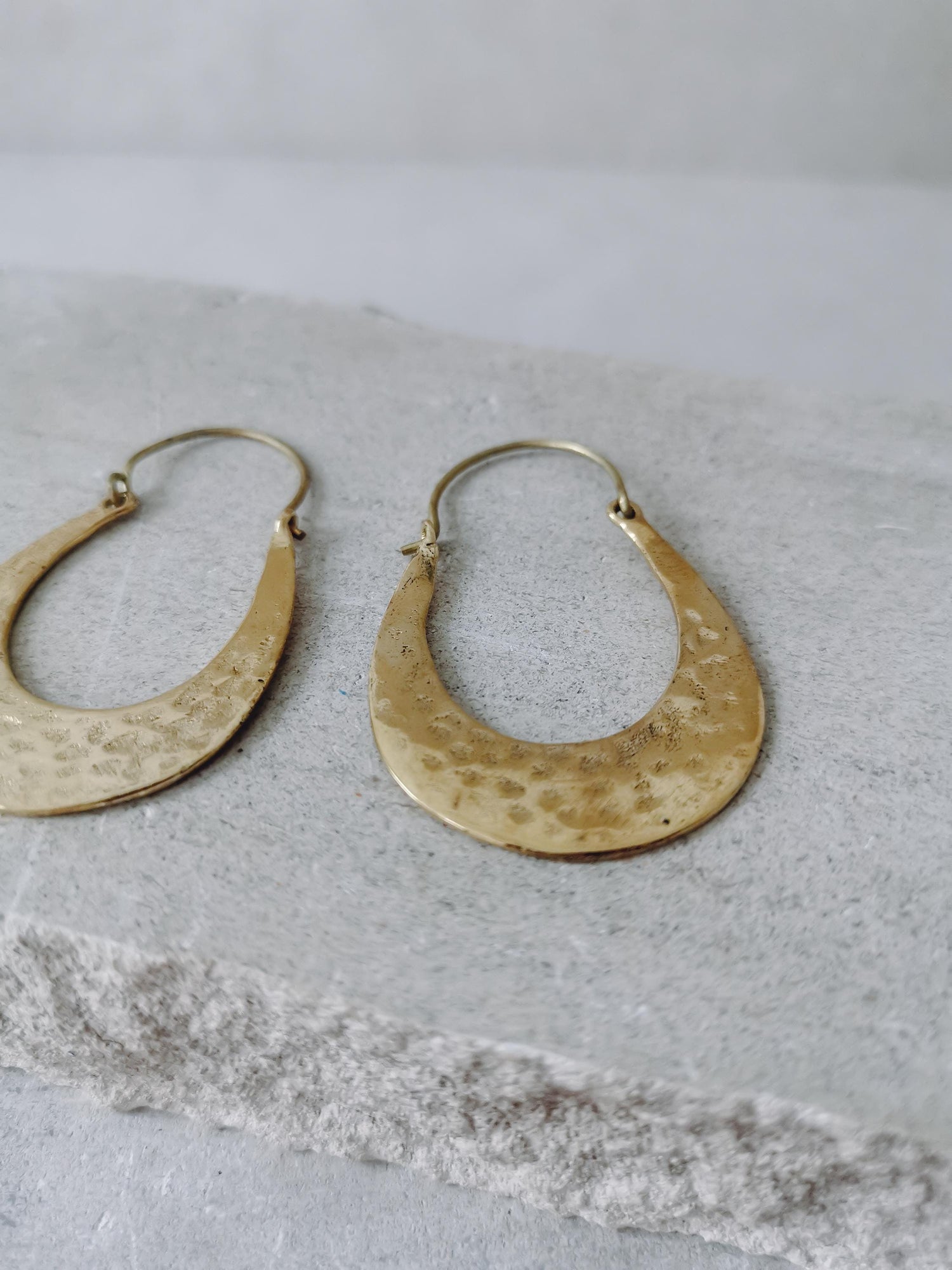 Ovale Creolen aus Messing, gehämmerte ovale goldene Ohrringe, flache Creolen