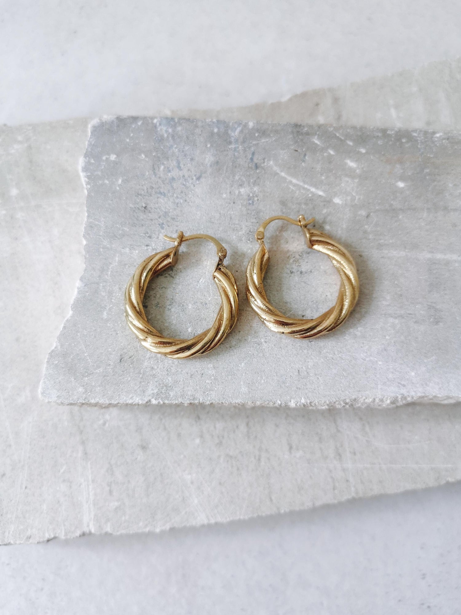 Boucles d'oreilles créoles laiton doré, boucles d'oreilles créoles torsadées tressées torsadées, boucles d'oreilles rondes dorées