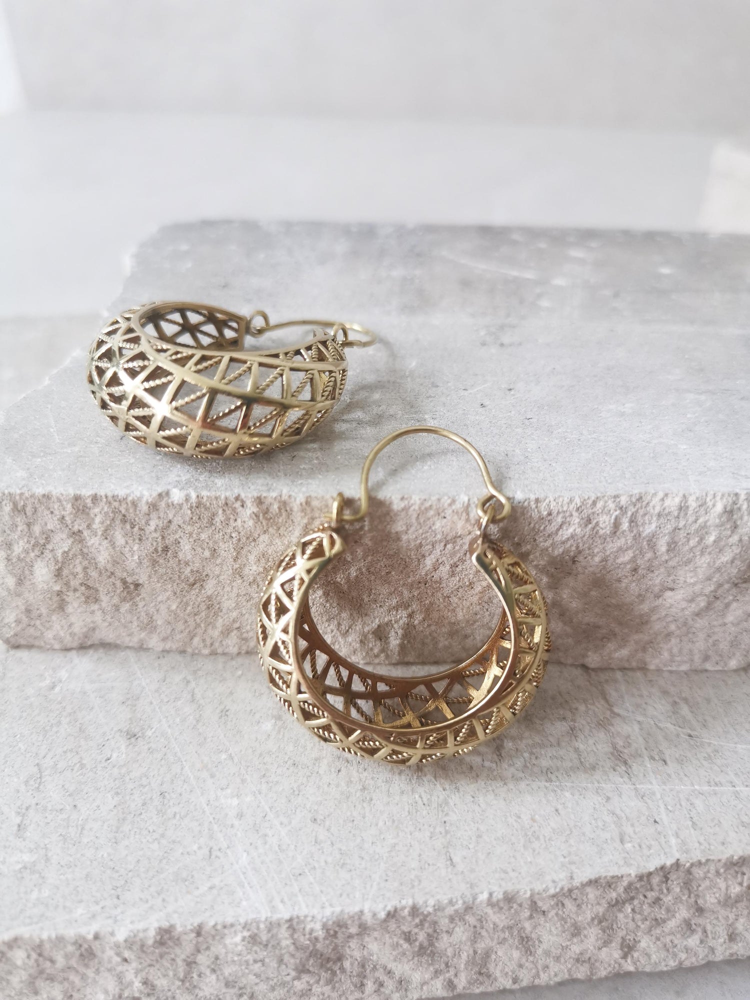 Grandes boucles d'oreilles créoles tribales, boucles d'oreilles dorées tendance, boucles d'oreilles créoles en treillis de laiton, boucles d'oreilles bohèmes épaisses